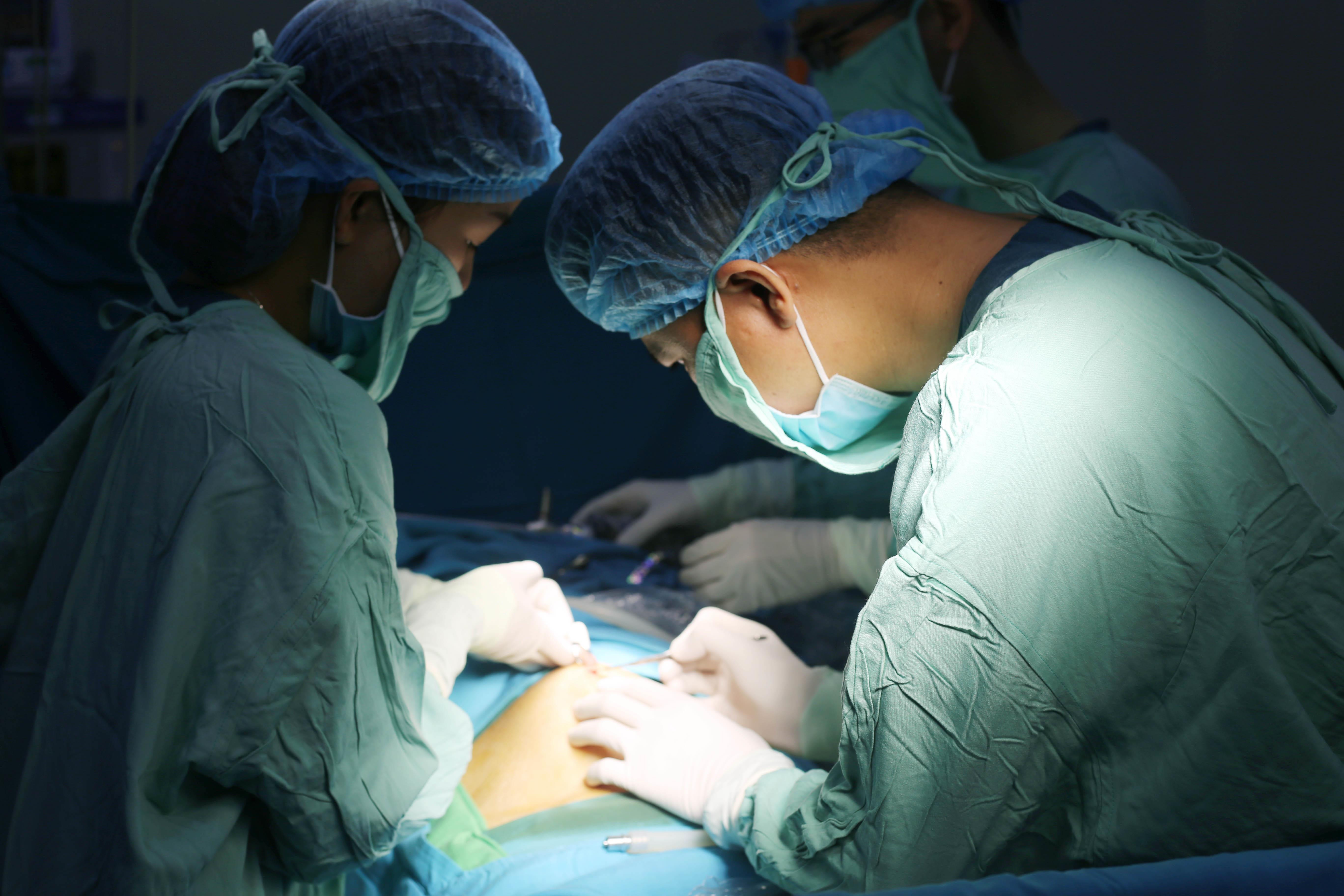 Hình ảnh bác sĩ bắt đầu tiến hành phẫu thuật,ảnh Kim Chung.