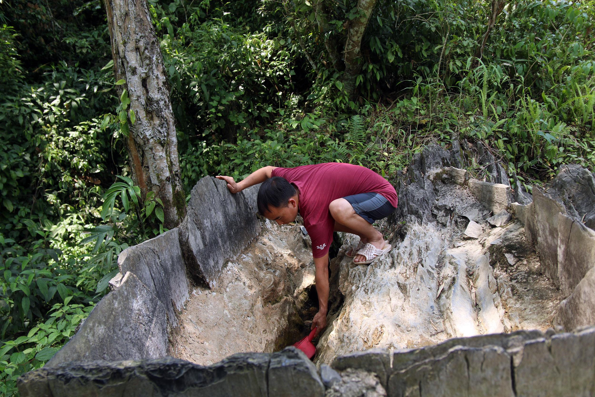 Để trữ nước, người dân bản Long Kèo dùng đá xấy thành cái 
