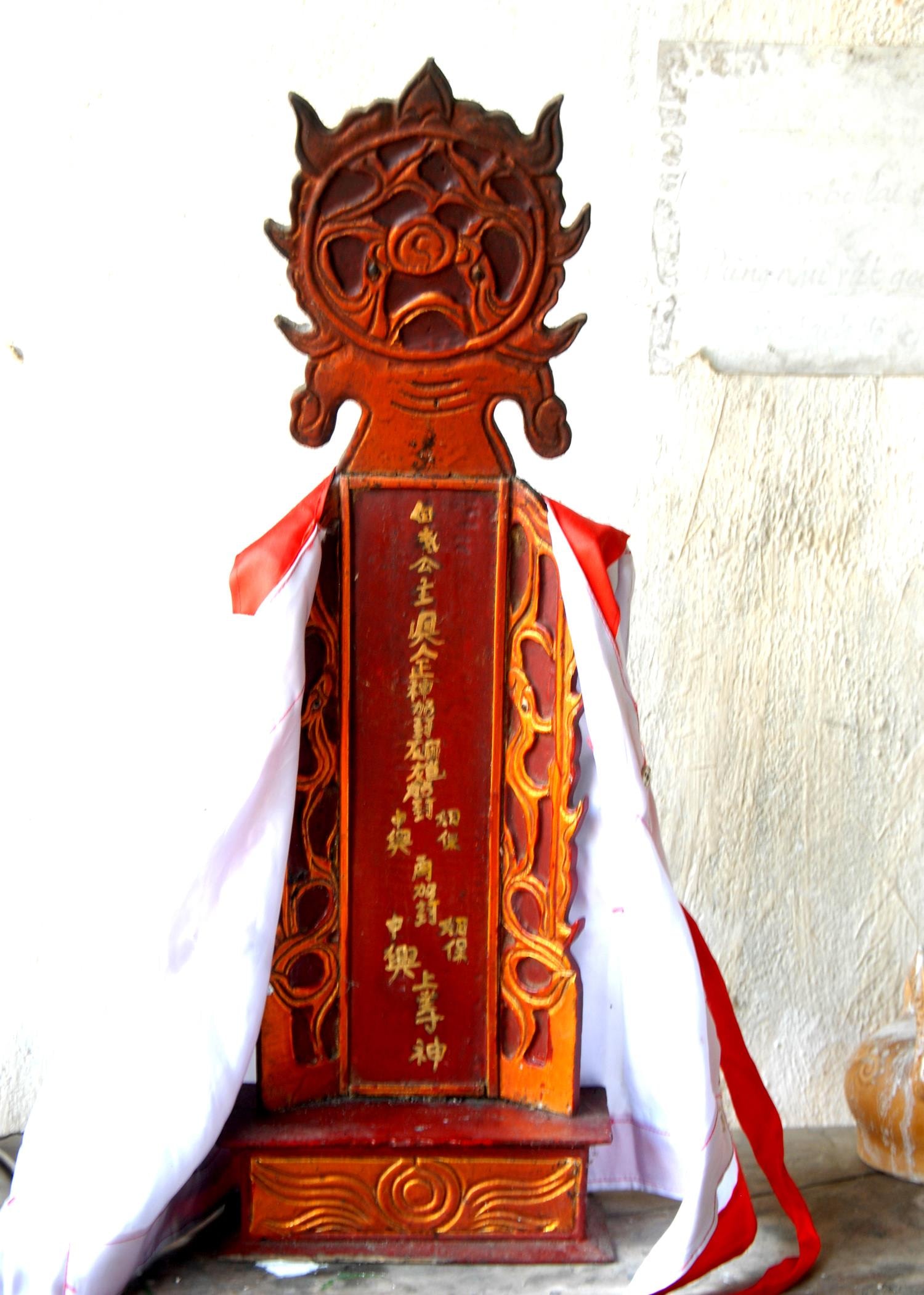 Bài vị Bạch Y Công Chúa