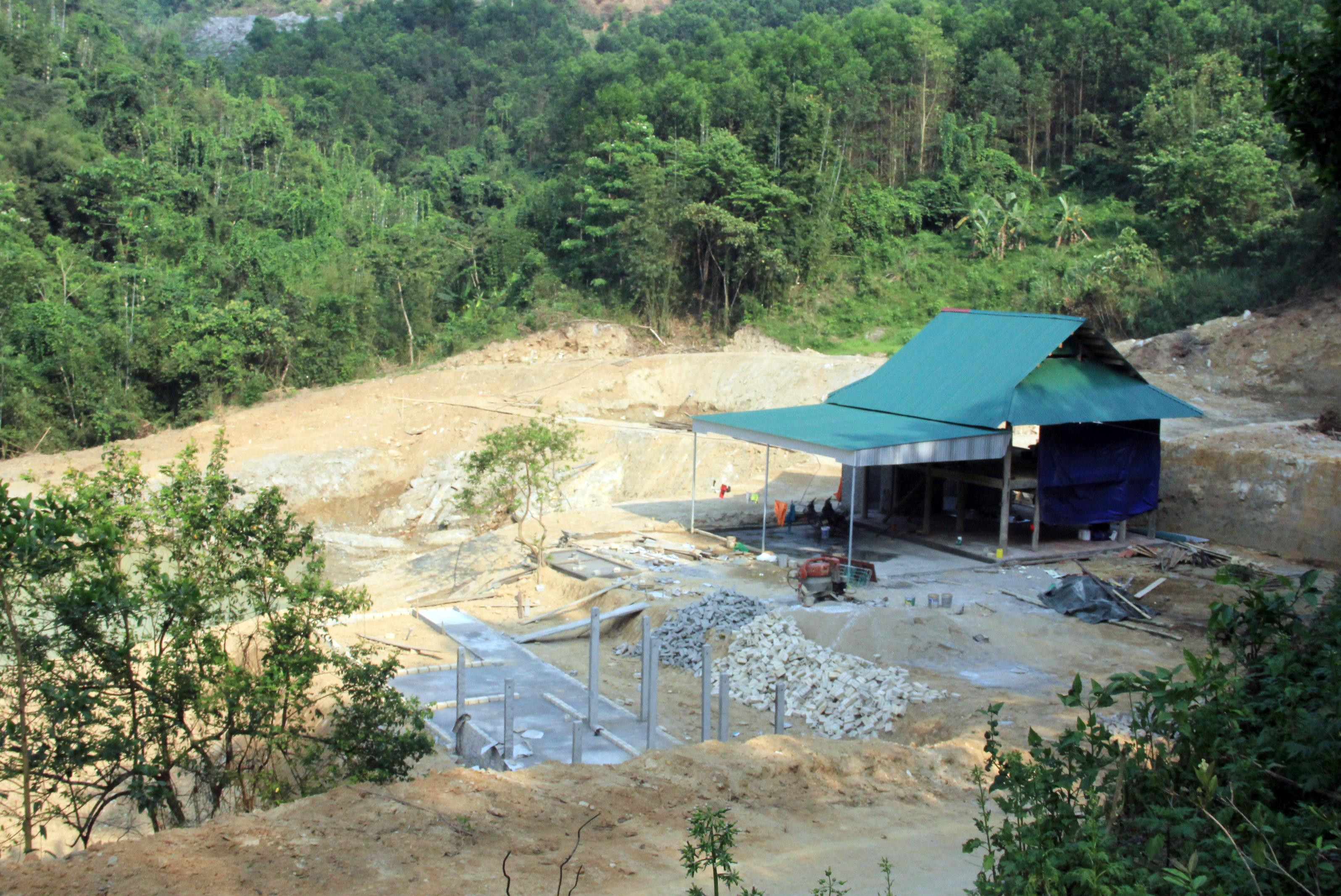 Một khu sản xuất rộng lớn với nhà sàn, ao cá mới được dựng lên trên khu vực đất lâm nghiệp mà gia đình bà Hà Thị Hoa khai hoang từ năm 2008. Ảnh: Phạm Bằng