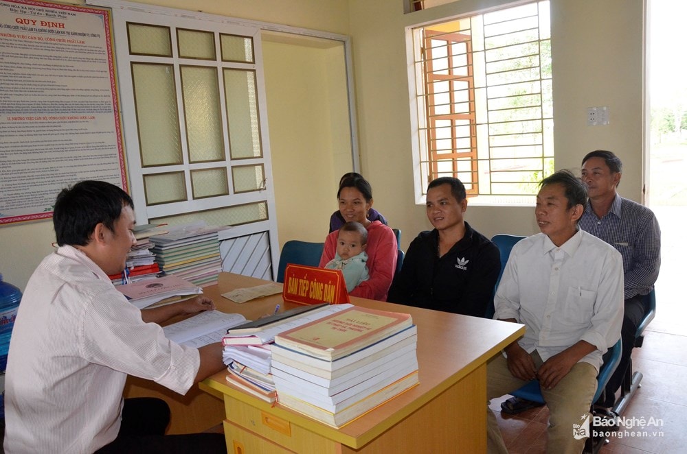 Cán bộ xã Tào Sơn (Anh Sơn) tiếp công dân. Ảnh: Thanh Lê