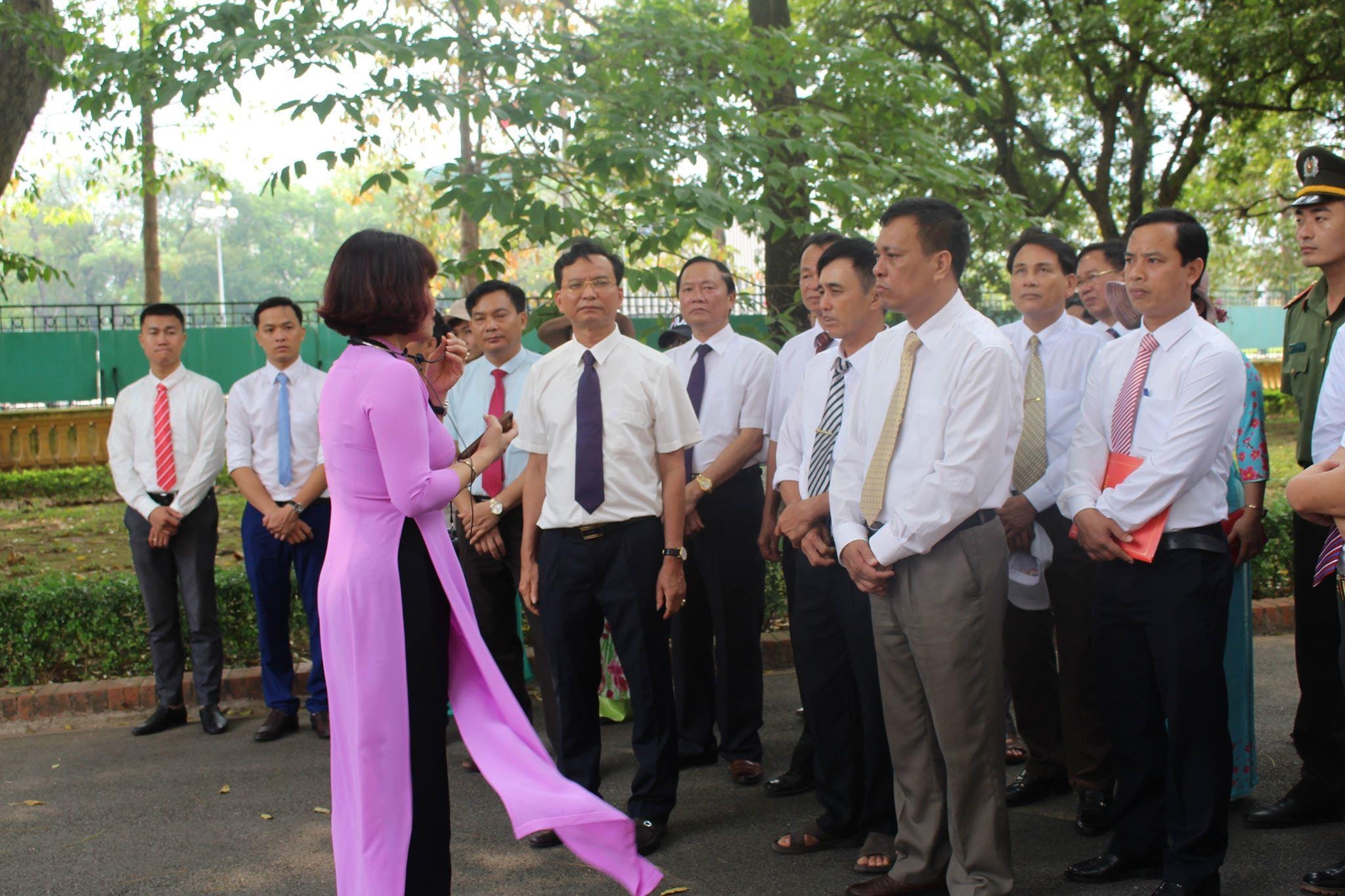 Đoàn đại biểu huyện Quỳnh Lưu trong dịp báo công với Bác ở Thủ đô Hà Nội. Ảnh: NVCC