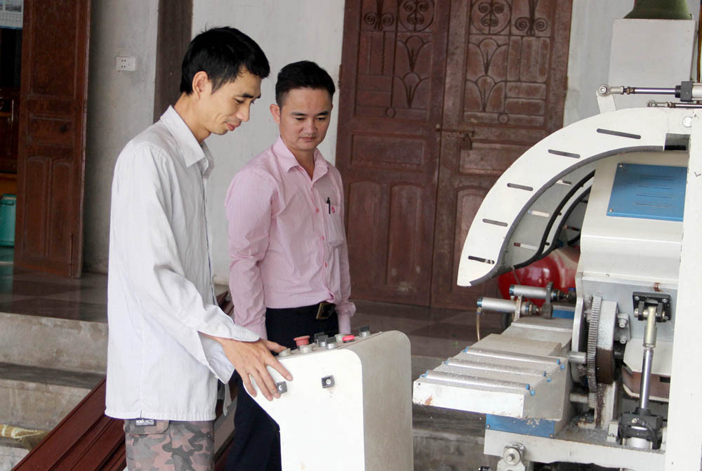Gia đình Phạm Văn Kiều ở xóm Hồng Phong xã Lưu Sơn (Đô Lương) vay 50 triệu đồng từ nguồn vốn NHCSXH đầu tư máy làm nhôm kính. Ảnh Việt Phương