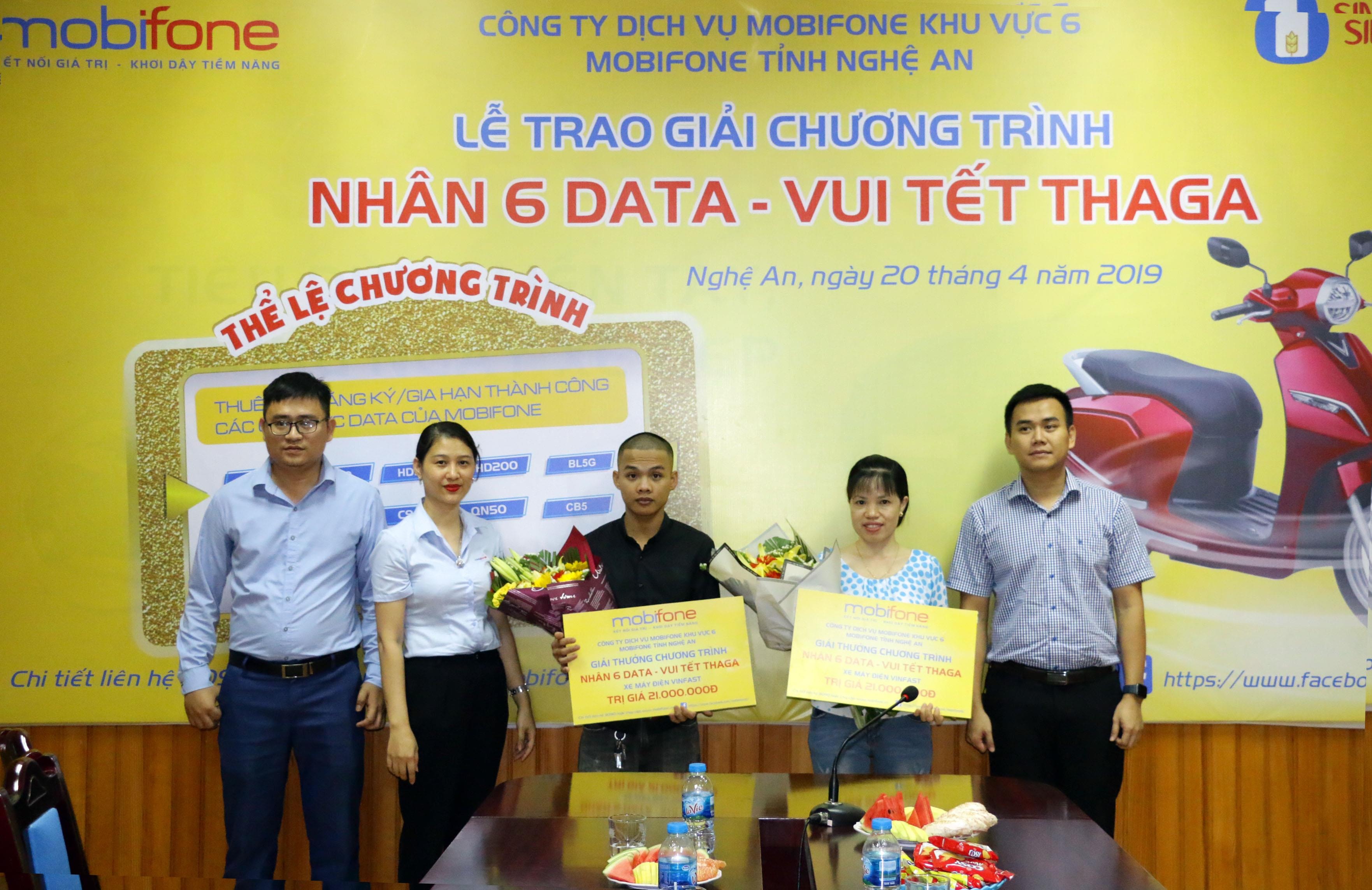 Đại diện Công ty MobiFone Nghệ An trao thưởng và chúc mừng các khách hàng trúng thưởng. Ảnh - Mỹ Hà