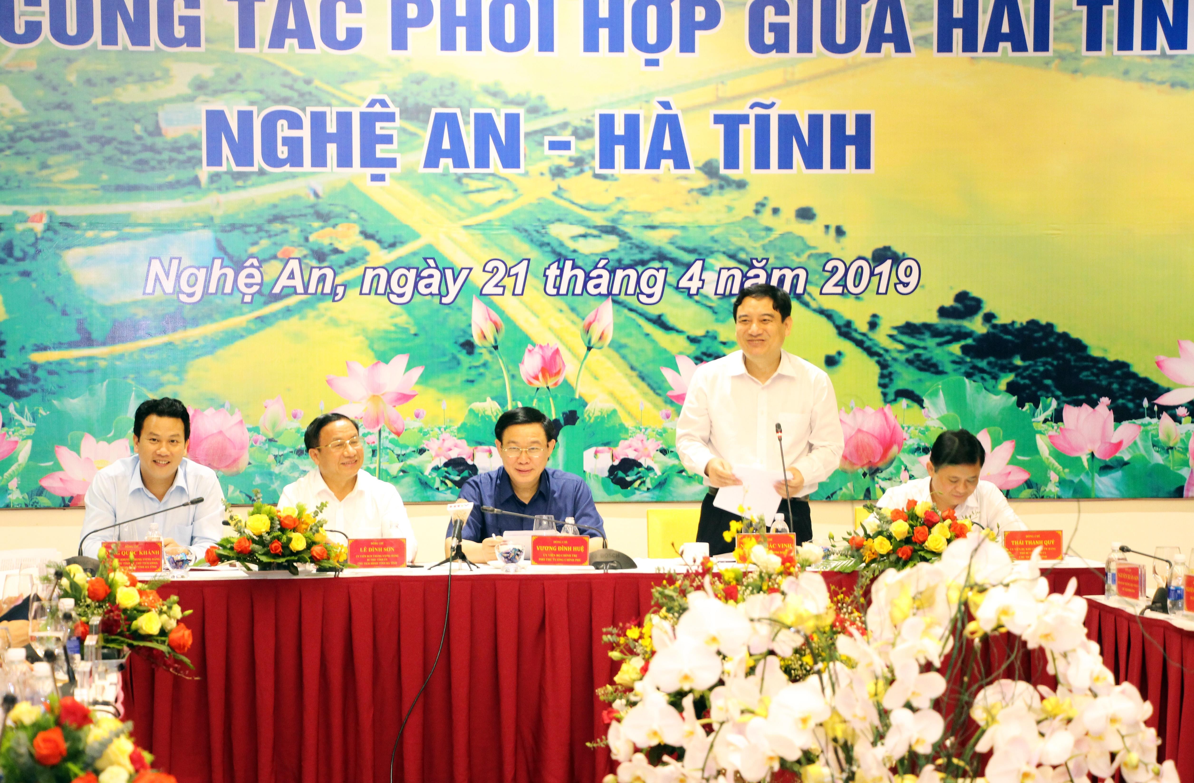 Các đồng chí chủ trì hội nghị. Ảnh: Đào Tuấn 