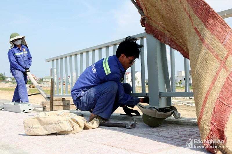 Trung tâm dự báo KTTV Trung ương khuyến cáo người dân cần hạn chế tham gia giao thông, lao động ngoài trời vào thời điểm từ 11 giờ đến 16 giờ hàng ngày. Ảnh tư liệu