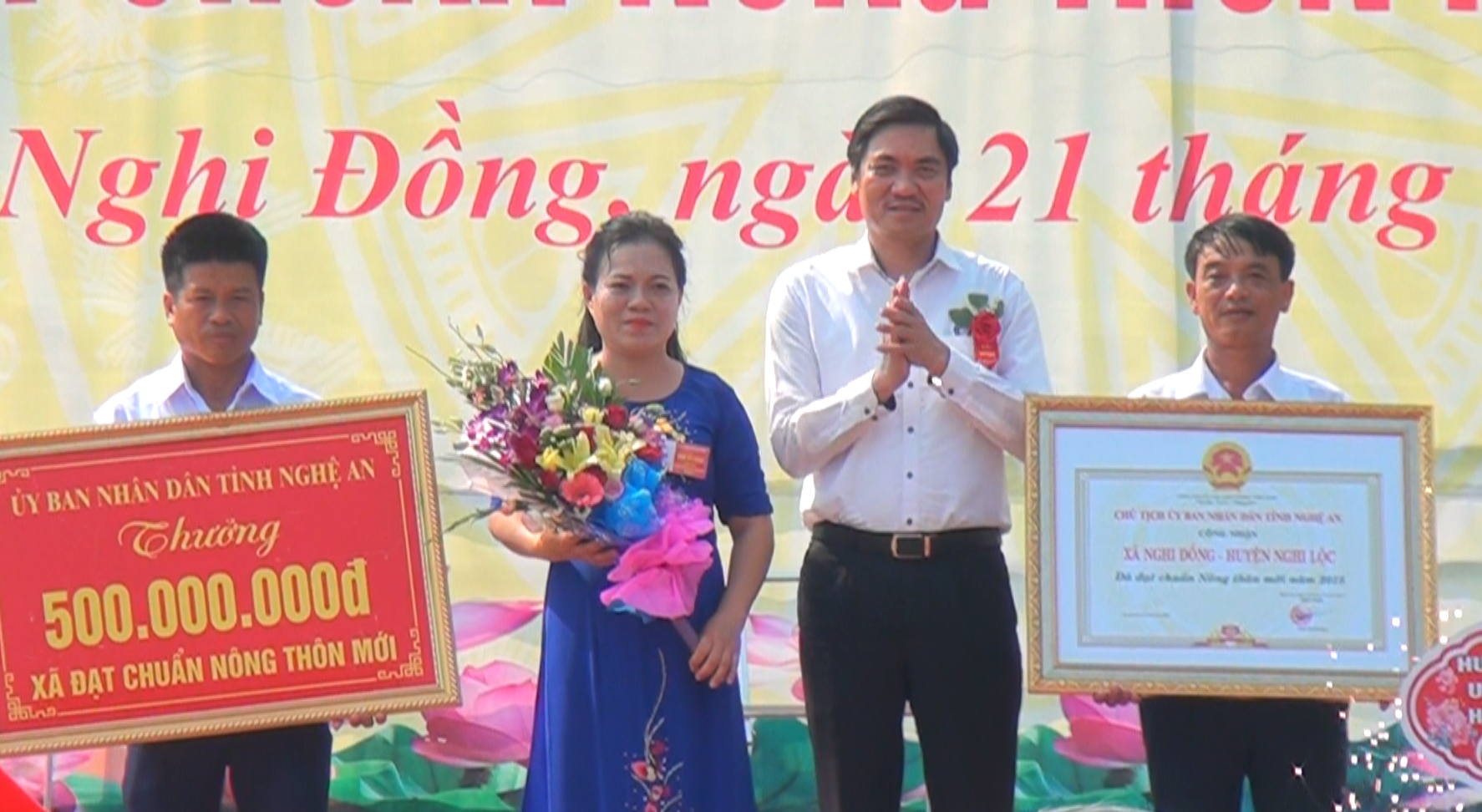 Nghi Đồng đón Bằng công nhận xã đạt chuẩn Nông thôn mới