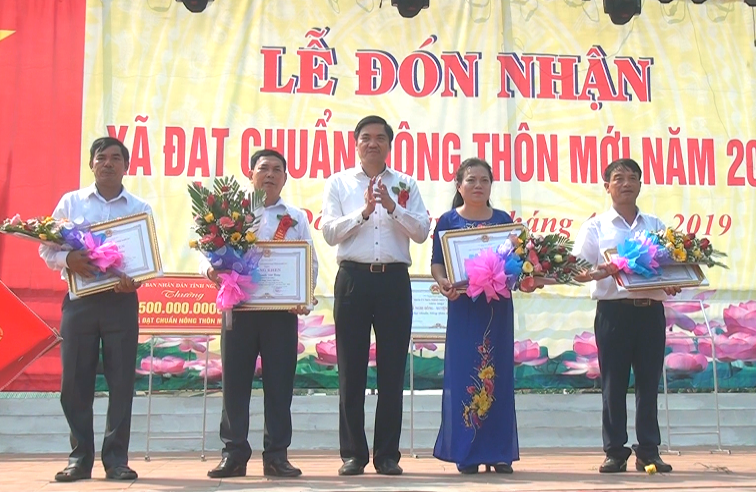 Nghi Đồng đón Bằng công nhận xã đạt chuẩn Nông thôn mới