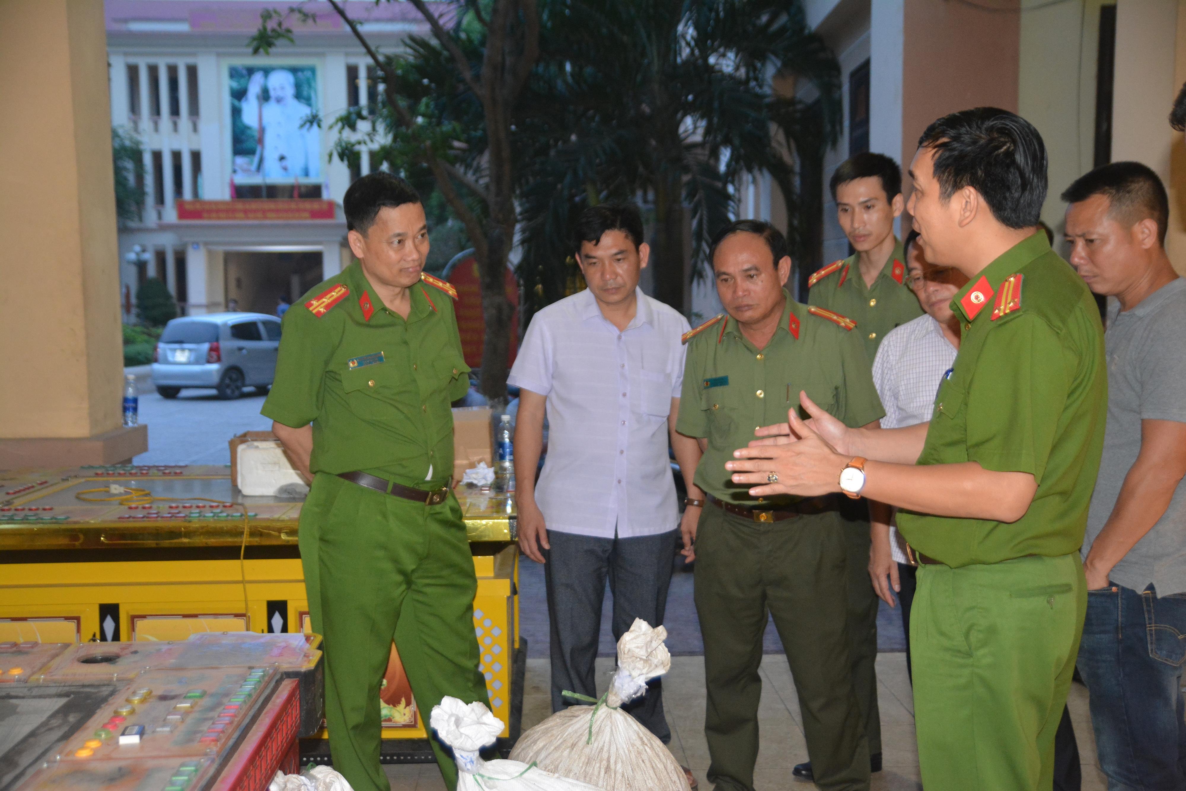 Đại tá Nguyễn Mạnh Hùng - Phó giám đốc Công an tỉnh Nghệ An (ngoài cùng bên trái) trực tiếp có mặt chỉ đạo Ban chuyên án ngay sau khi thu giữ 700kg ma túy đá. Ảnh: Vũ Cường