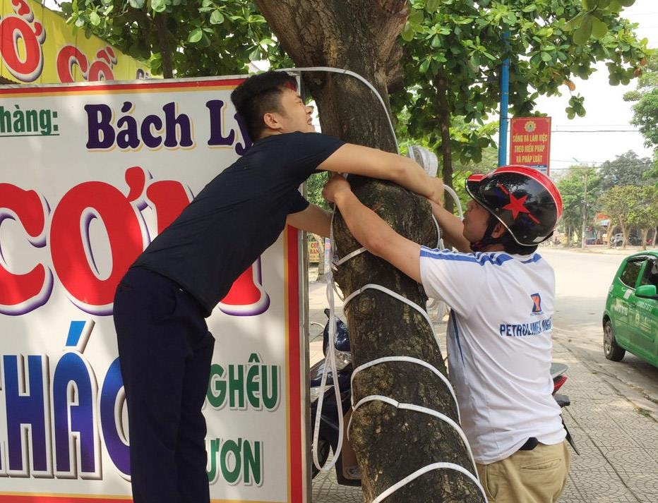 Các cơ sở kinh doanh lắp đèn trang trí trước cửa hàng. Ảnh Thanh Phúc