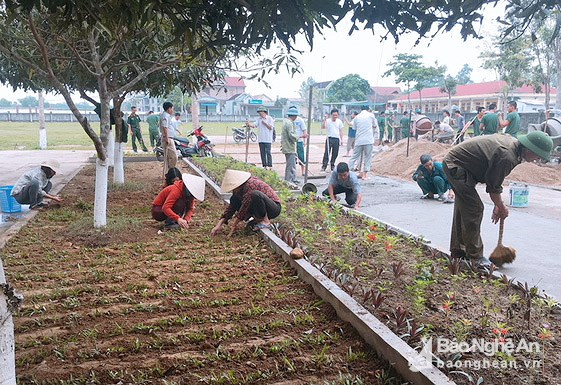 Tạo bồn hoa cây cảnh tại trụ sở xã Trung Sơn. Ảnh: Mai Hoa