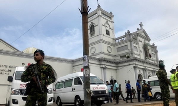 Lực lượng an ninh gác bên ngoài đền ThánhAnthony ở thủ đô Colombo. Ảnh: Reuters.