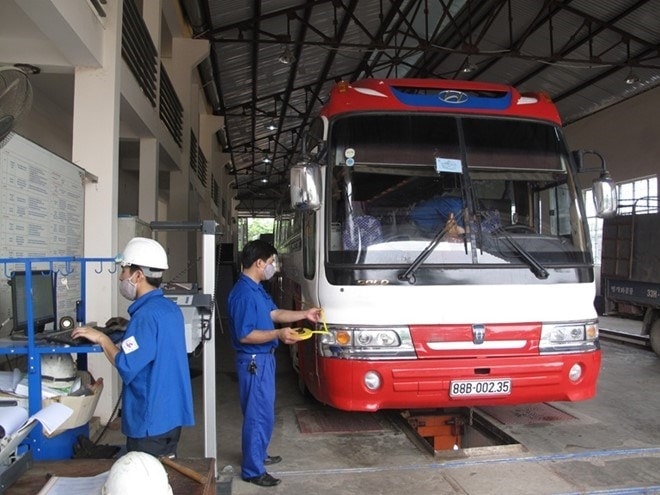 Trung tâm đăng kiểm, sẽ bị thu hồi giấy chứng nhận đủ điều kiện hoạt động nếu trong 12 tháng liên tục có từ 5 lượt đăng kiểm viên trở lên bị đình chỉ 