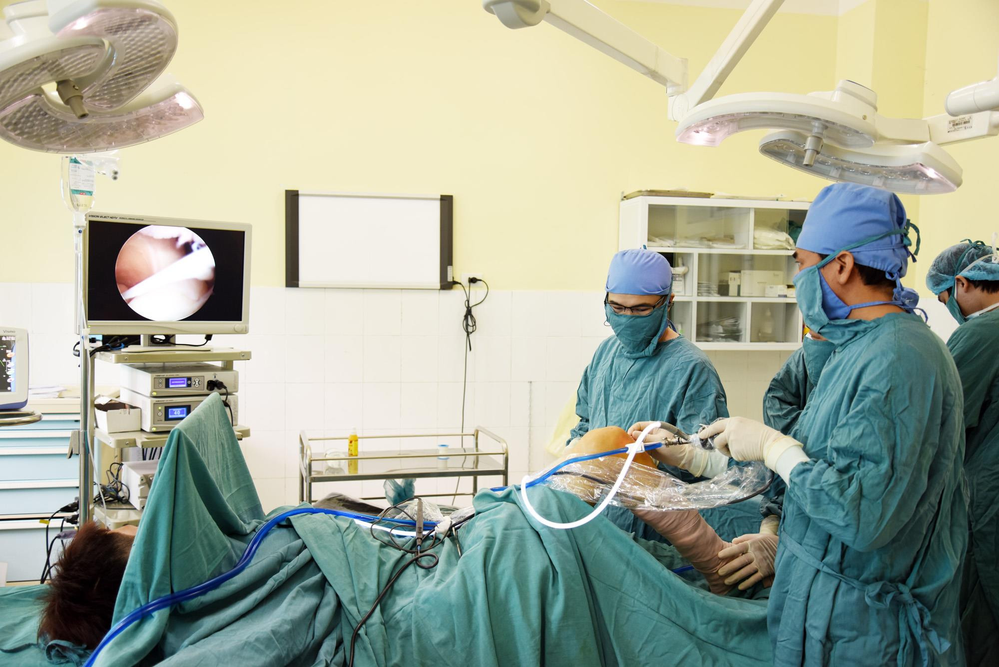 Phẫu thuật nội soi đã trở thành kỹ thuật thường quy ở các cơ sở khám chữa bệnh tuyến huyện. Ảnh: Thành Chung