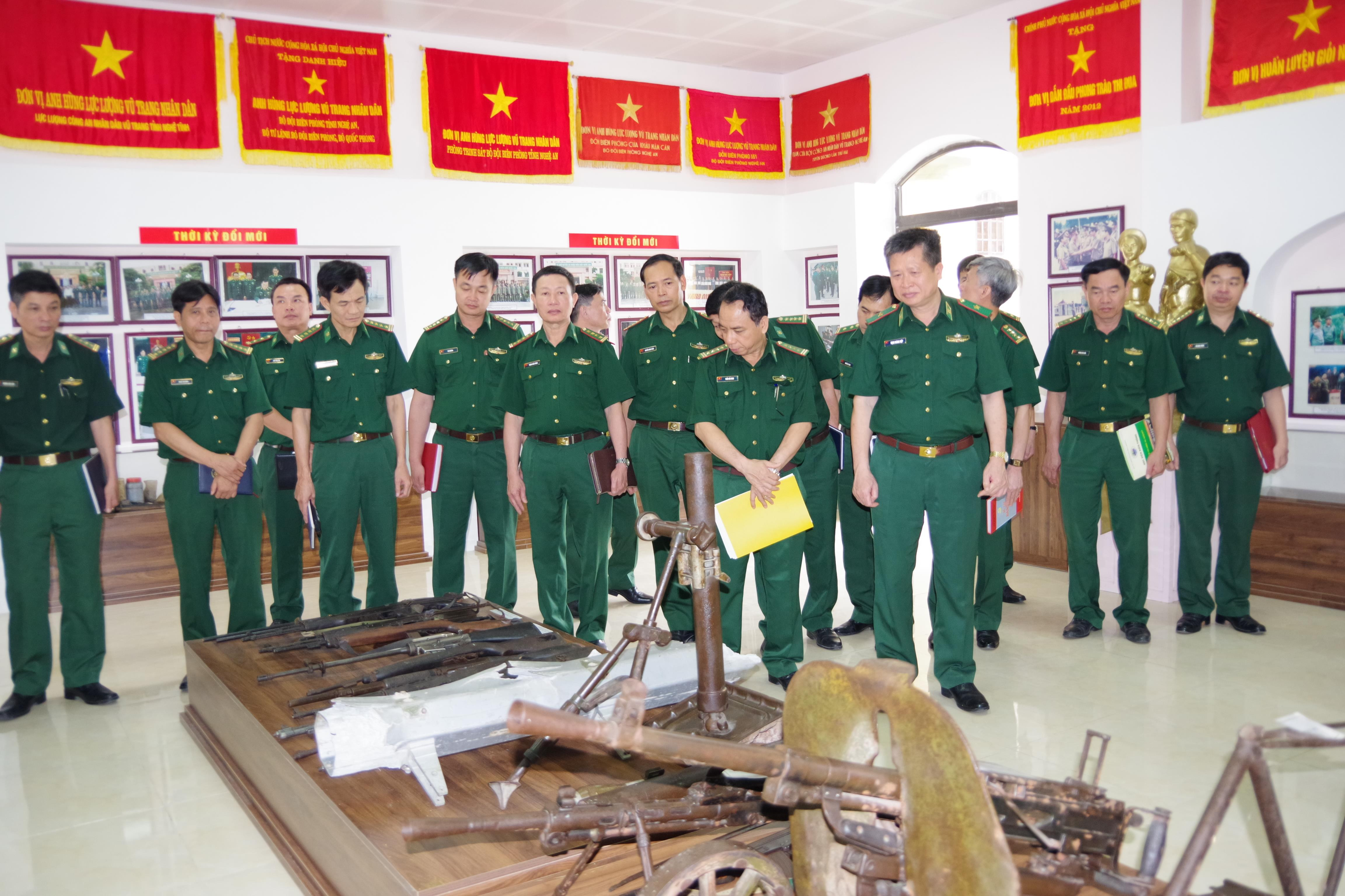 Đoàn cán bộ Học viện biên phòng tham quan phòng truyền thống BĐBP Nghệ An.