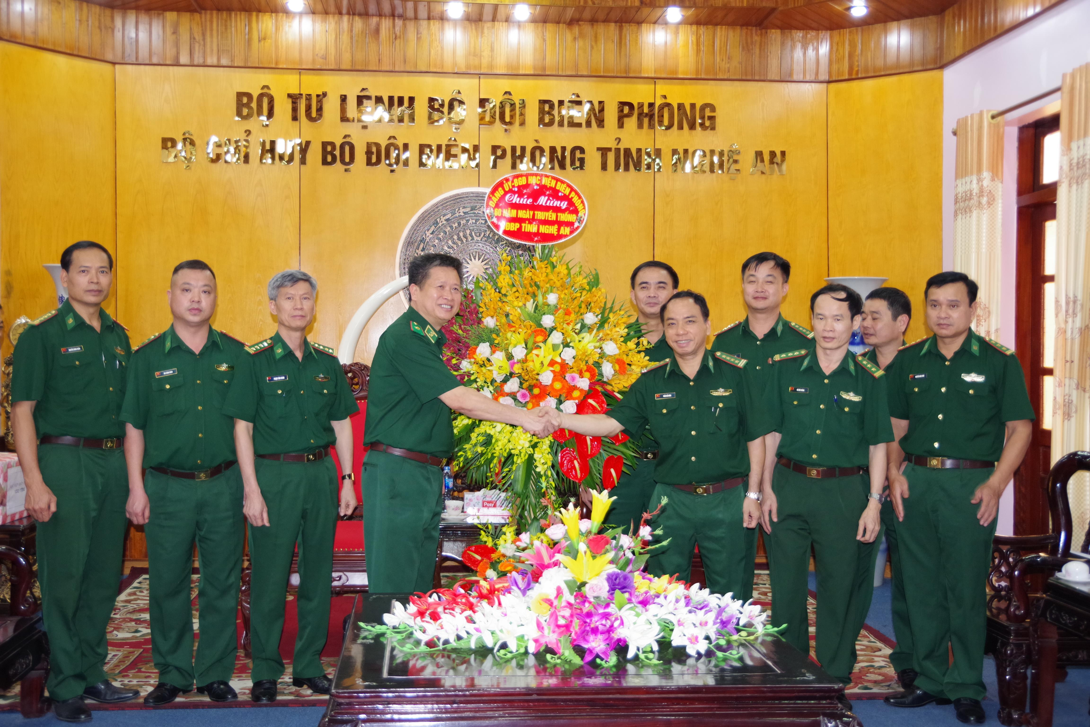 Học viện Biên phòng tặng hoa chúc mừng BĐBP Nghệ An.