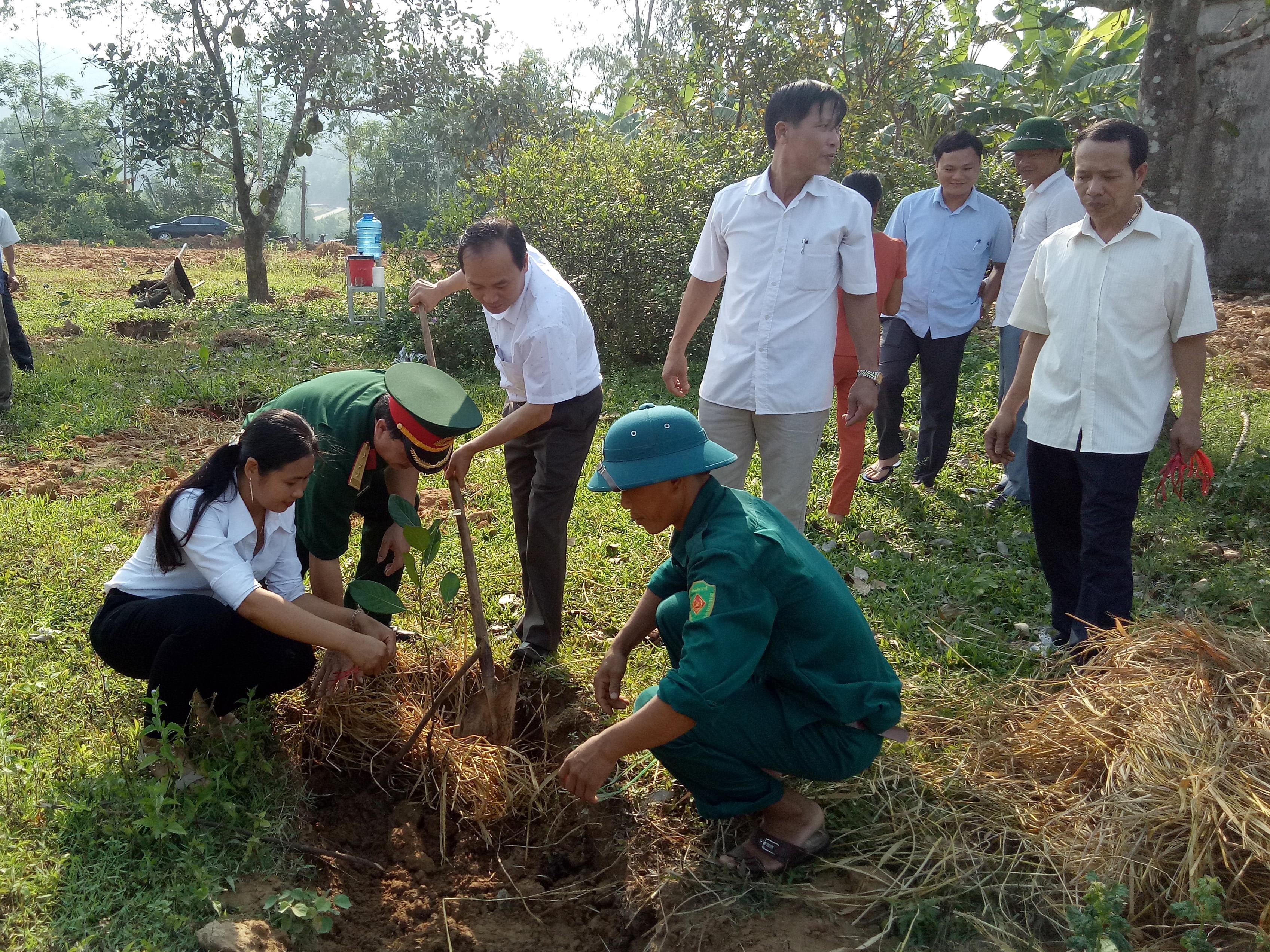 Lãnh đạo huyện và cán bộ BCH Quân sự Nam Đàn trồng cây giống cho gia đình chị Bùi Thị Hải, xóm 10B, xã Nam Thanh