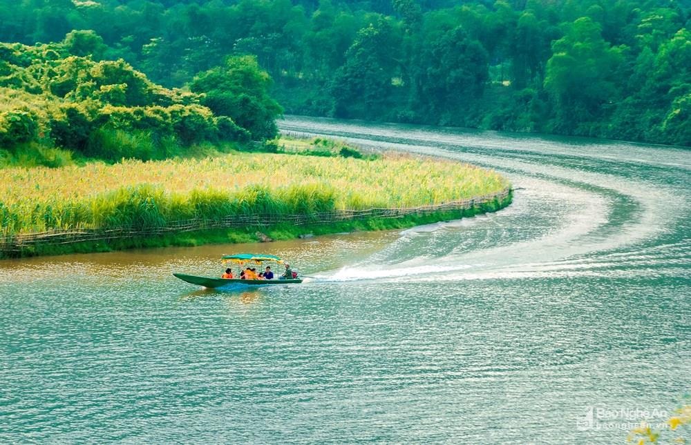 Khi trời bước sang mùa Hè nóng, sông Giăng (Con Cuông) trở nên nhộn nhịp dần bởi du khách tìm về thưởng thức khung cảnh thiên nhiên xanh mướt nên thơ và các trải nghiệm du lịch độc đáo. Ảnh tư liệu