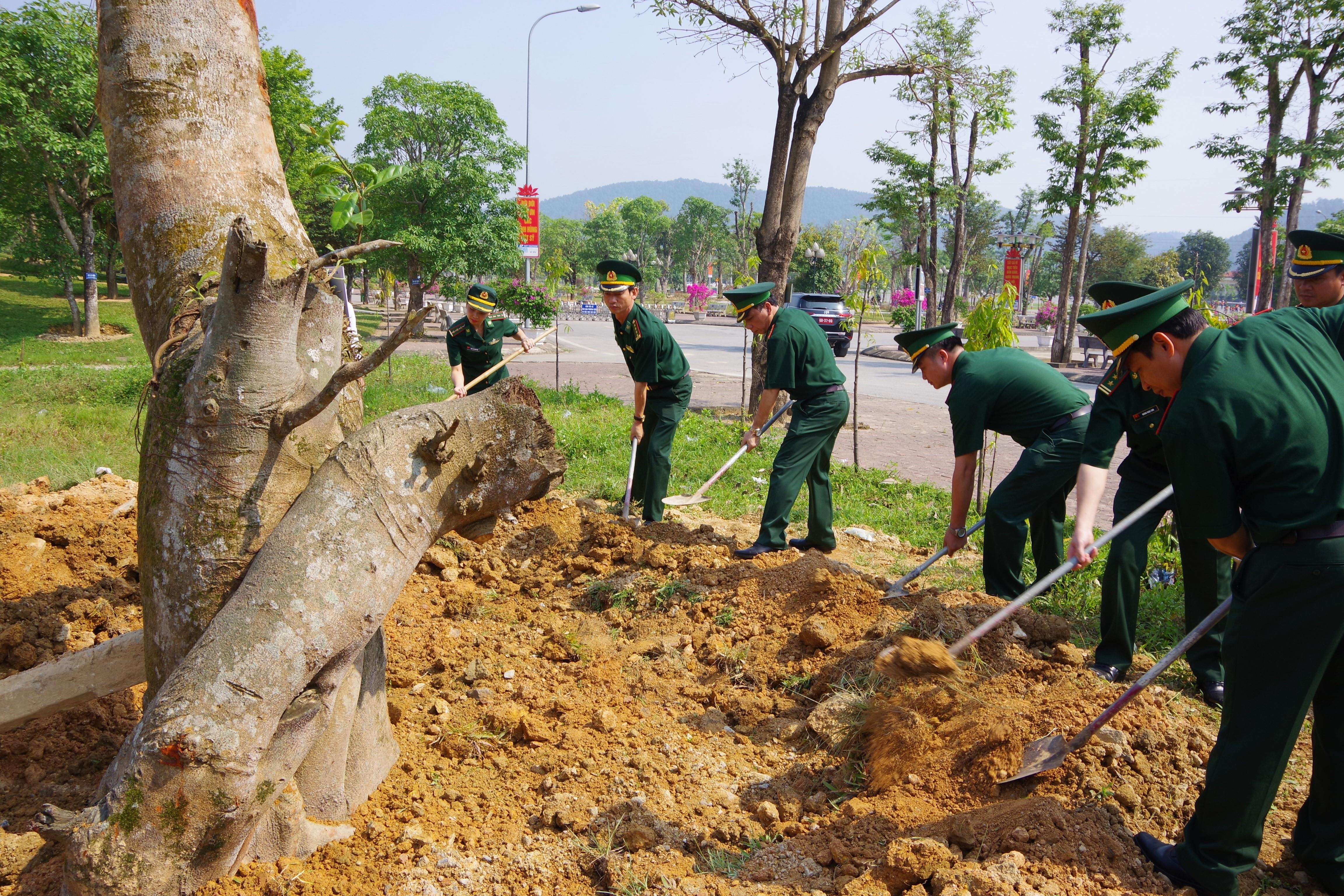 CBS BĐBP Nghệ An trồng cây lưu niệm tại Khu di tích lịch sử Truông Bồn.