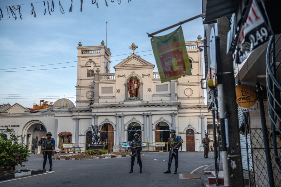 Cảnh sát và quân đội canh gác nhà thờ Thiên chúa giáo tại Colombo hôm 21/4. Ảnh Getty