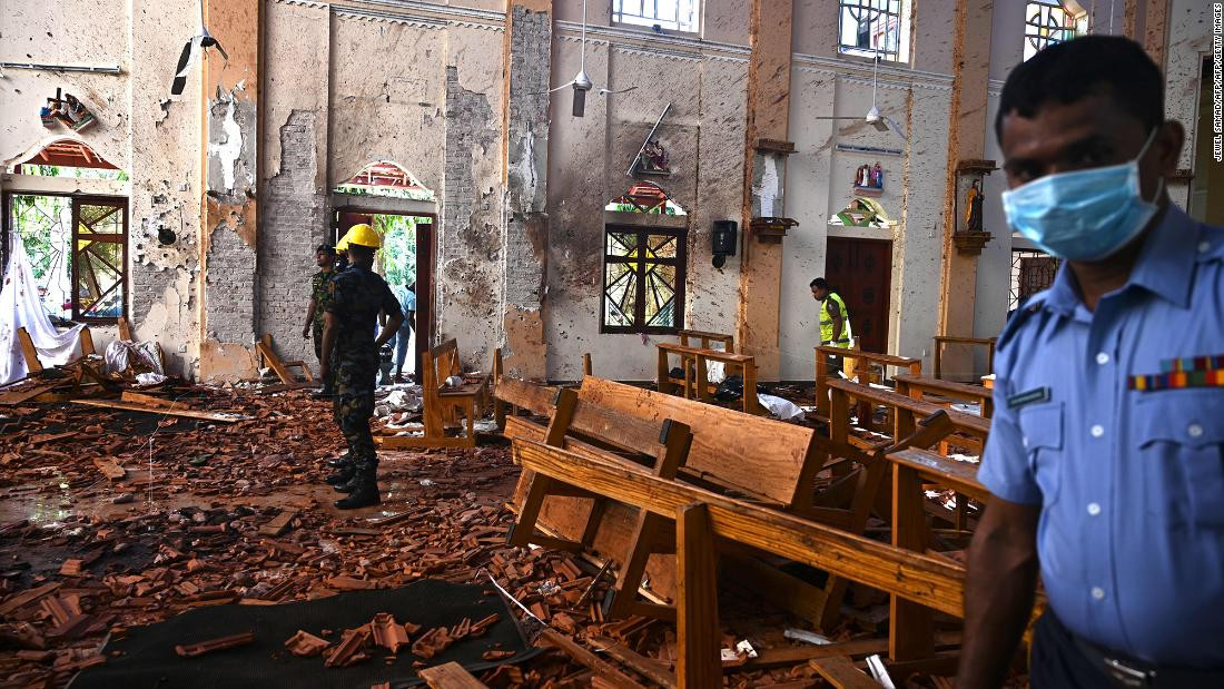 Lực lượng an ninh rà soát bên trong nhà thờ St Sebastian tại Negombo hôm 22/4. Ảnh AFP