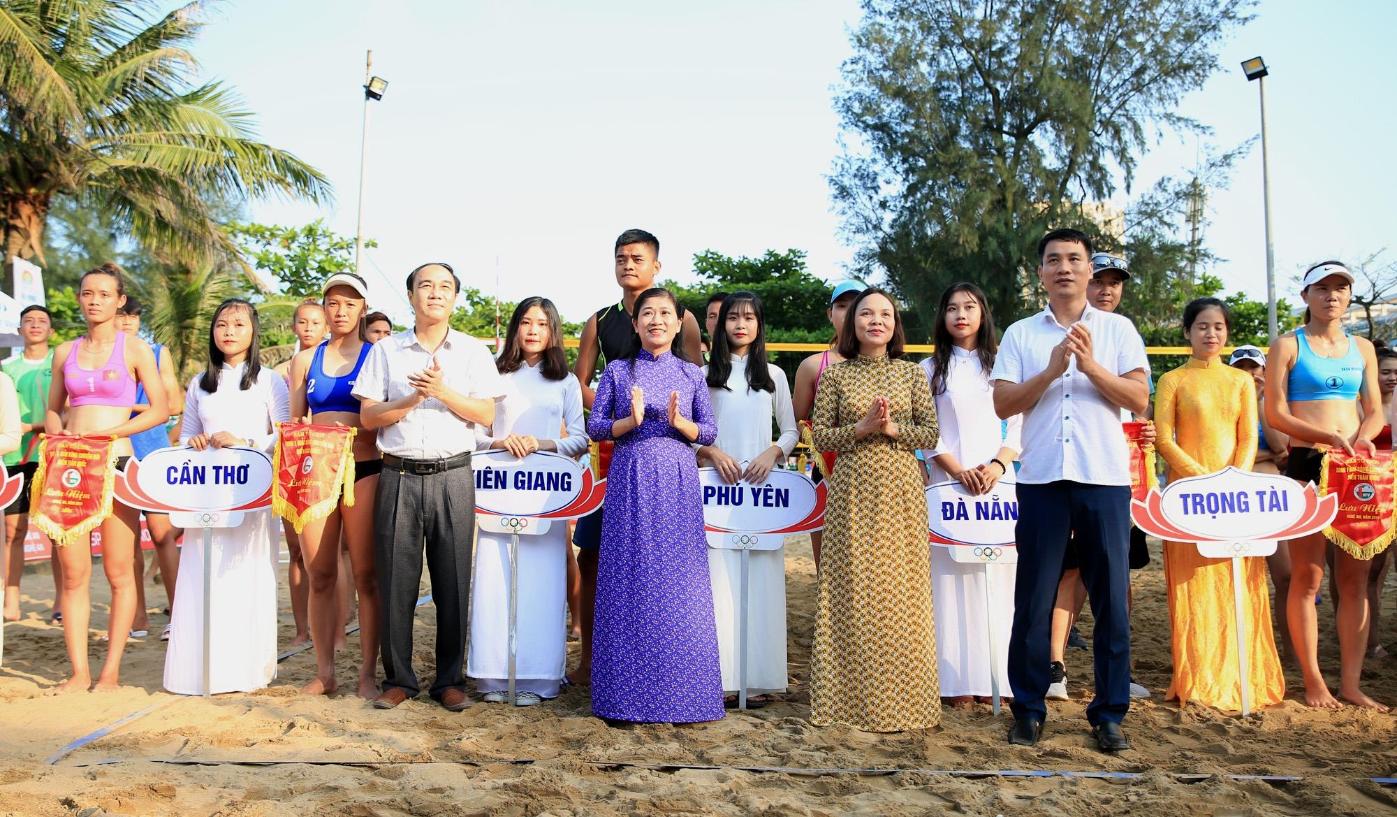Đại diện lãnh đạo tỉnh Nghệ An, cục thể dục thể thao tặng cờ lưu niệm và hoa cho các đơn vị tham gia giải đấu. 