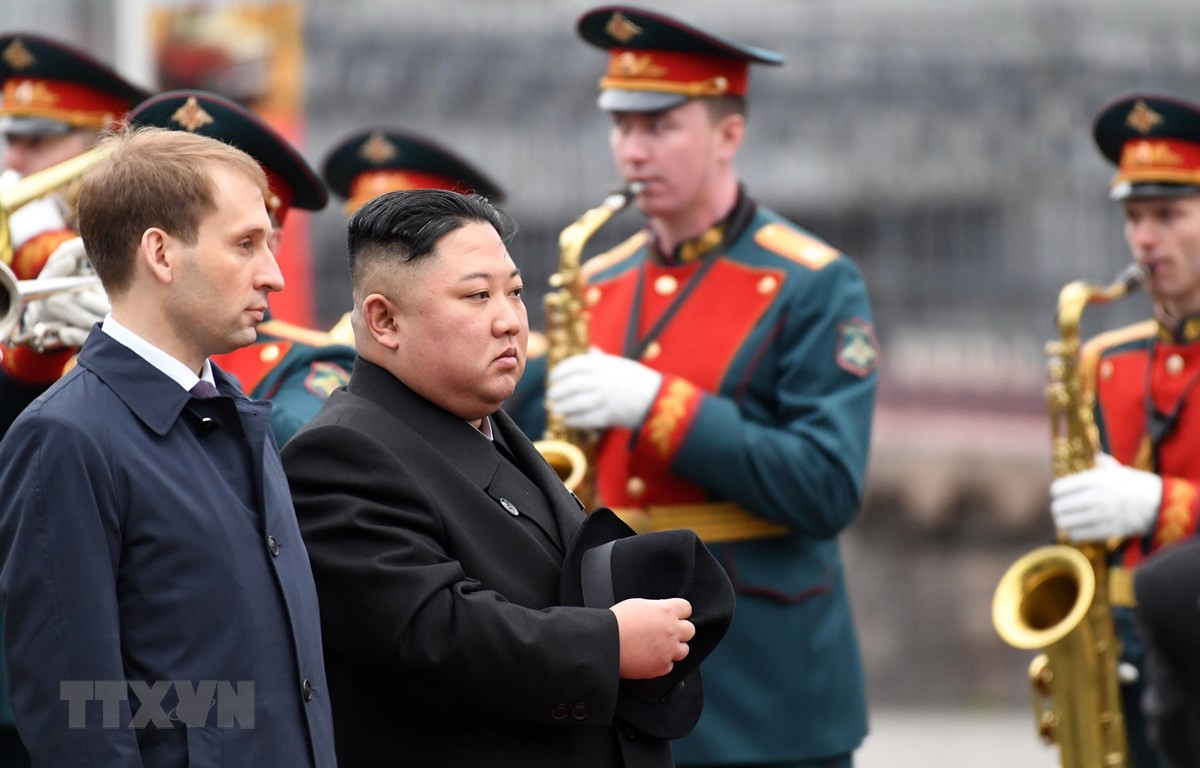 Nhà lãnh đạo Triều Tiên Kim Jong-un (giữa) tại lễ đón ở nhà ga thành phố Vladivostok, Nga, ngày 24/4/2019. (Ảnh: AFP/ TTXVN)