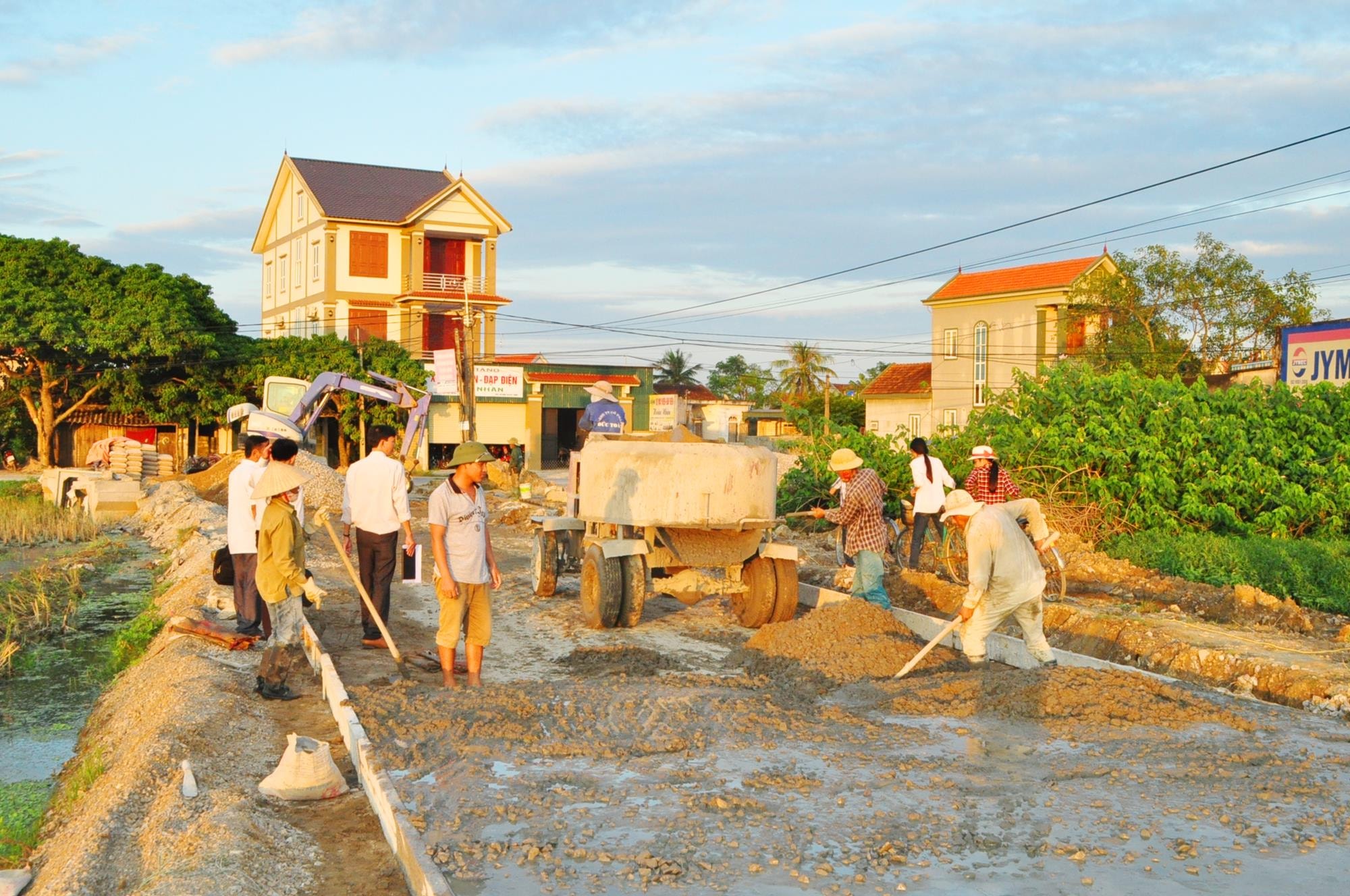 Động viên sức dân xây dựng NTM ở xã vùng giáo Quỳnh Ngọc. Ảnh: Nguyễn Hải