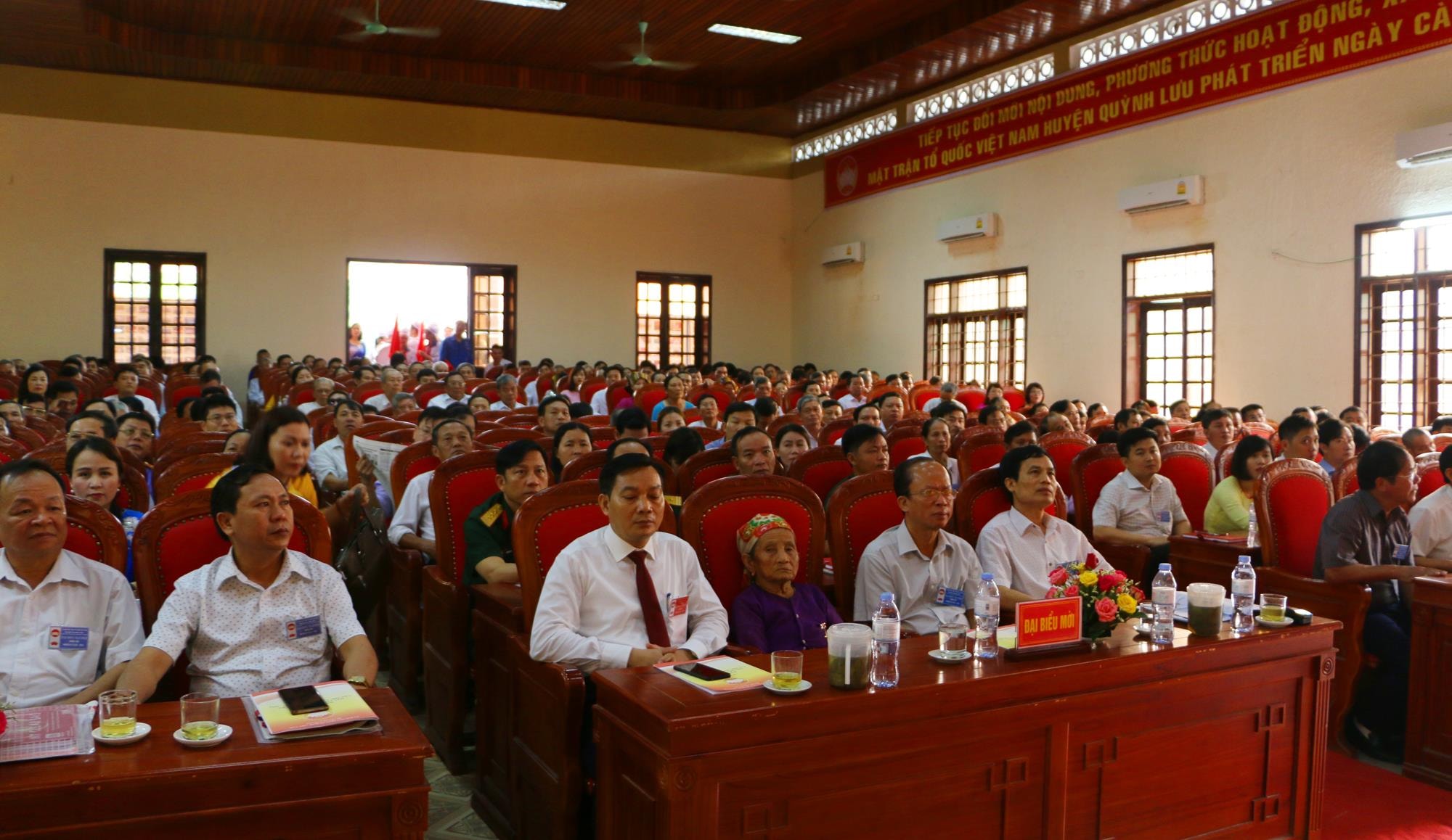 Đại biểu Đại diện cho UB MTTQ tỉnh, lãnh đạo huyện, Mẹ Việt Nam anh hùng và 159 đại biểu chính thức dự Đại hội MTTQ huyện Quỳnh Lưu nhiệm kỳ XIX. Ảnh: Nguyễn Hải