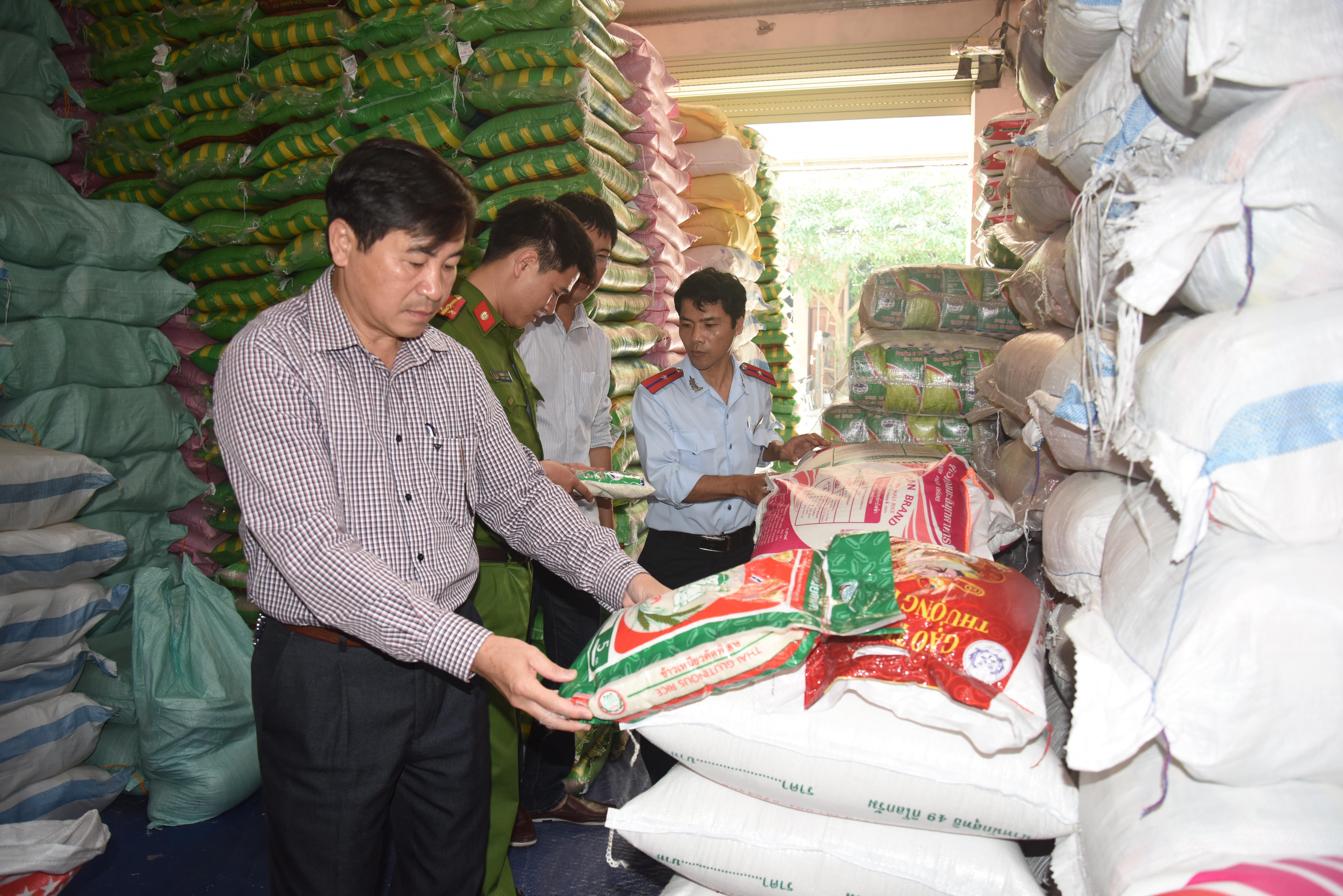 Đoàn liên ngành kiểm tra tại kho gạo của hộ kinh doanh Nguyễn Thị Anh Tuấn. Ảnh: Từ Thành