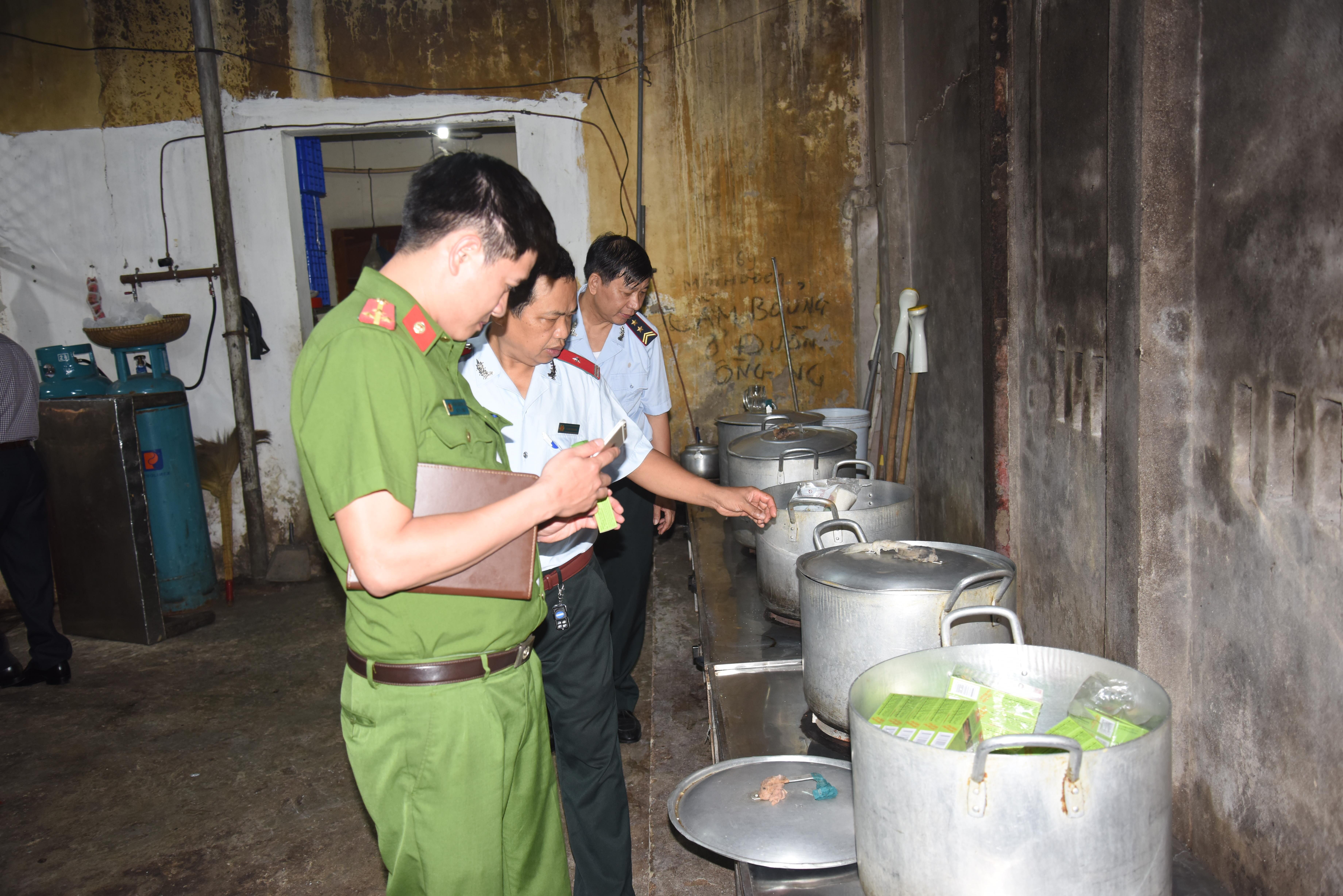 Kiểm tra tại Nhà bếp của nhà khách Nghệ An. Ảnh: Thành Chung