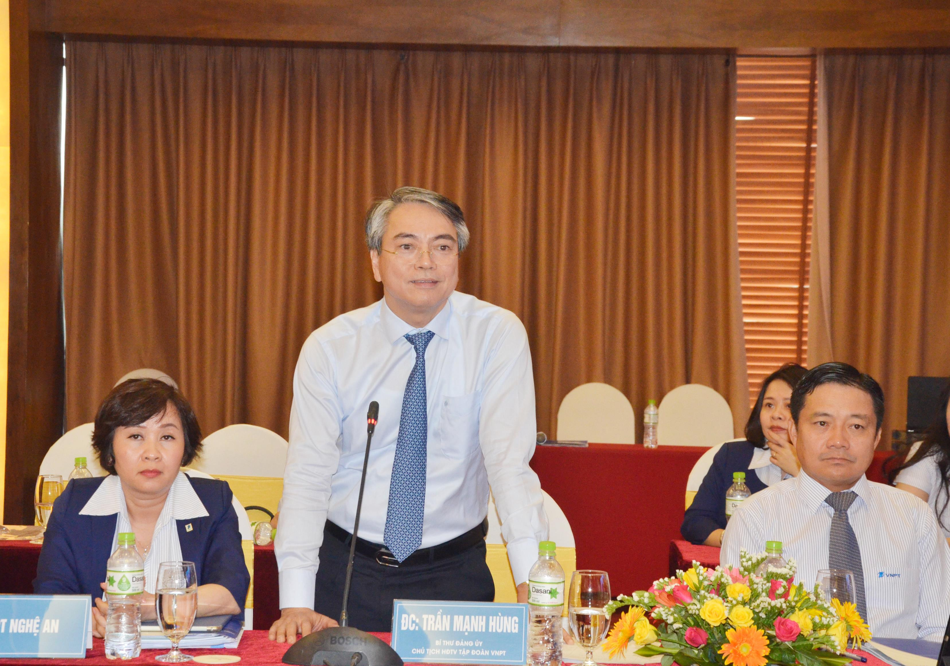 Chủ tịch Hội đồng thành viên Tập đoàn VNPT Trần Mạnh Hùng phát biểu đánh giá cao kết quả hợp tác giữa Nghệ An và Tập đoàn VNPT. Ảnh: Thanh Lê