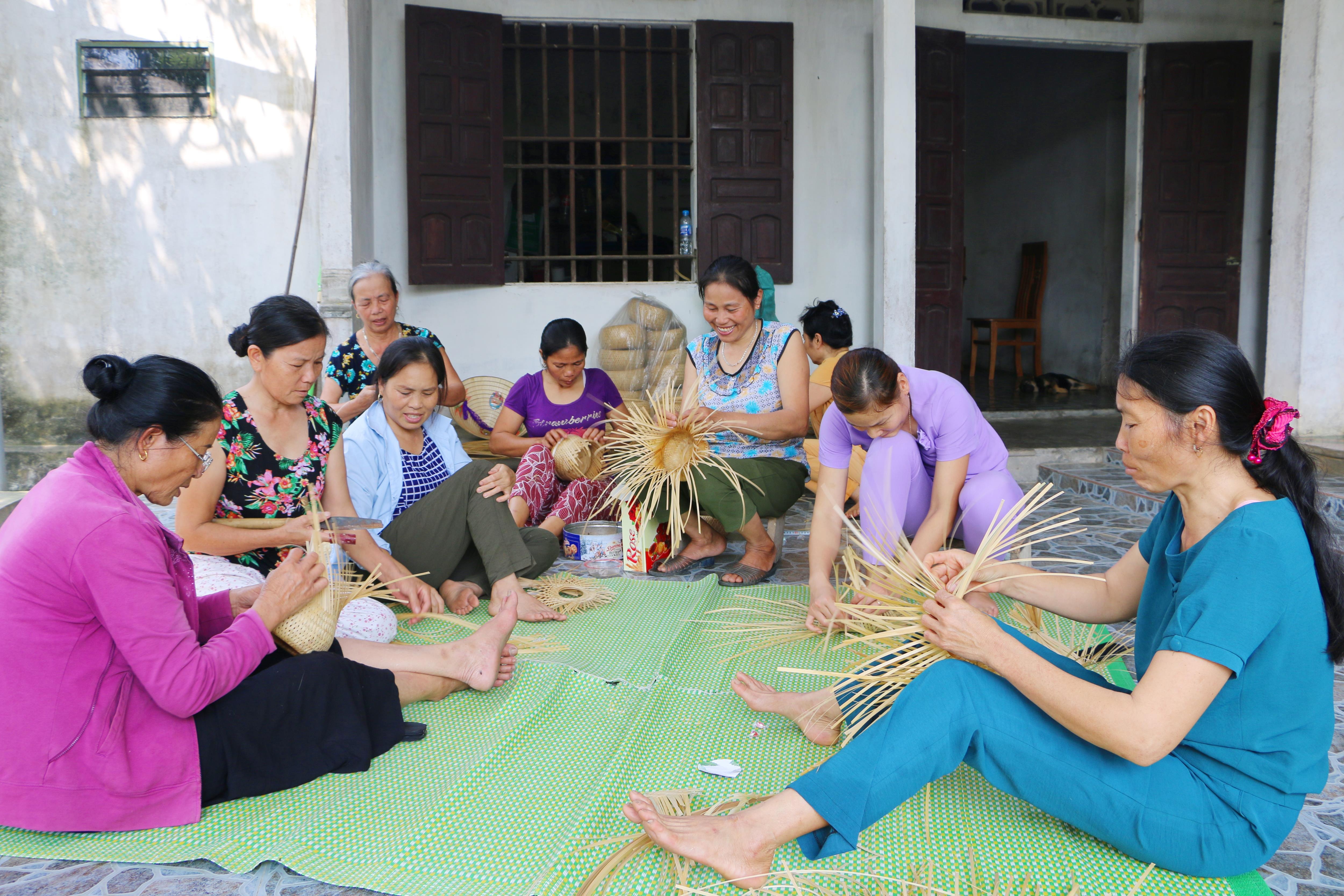 Phụ nữ xóm 4, xã Quỳnh Yên (Quỳnh Lưu) phục hồi nghề mây tre đan.