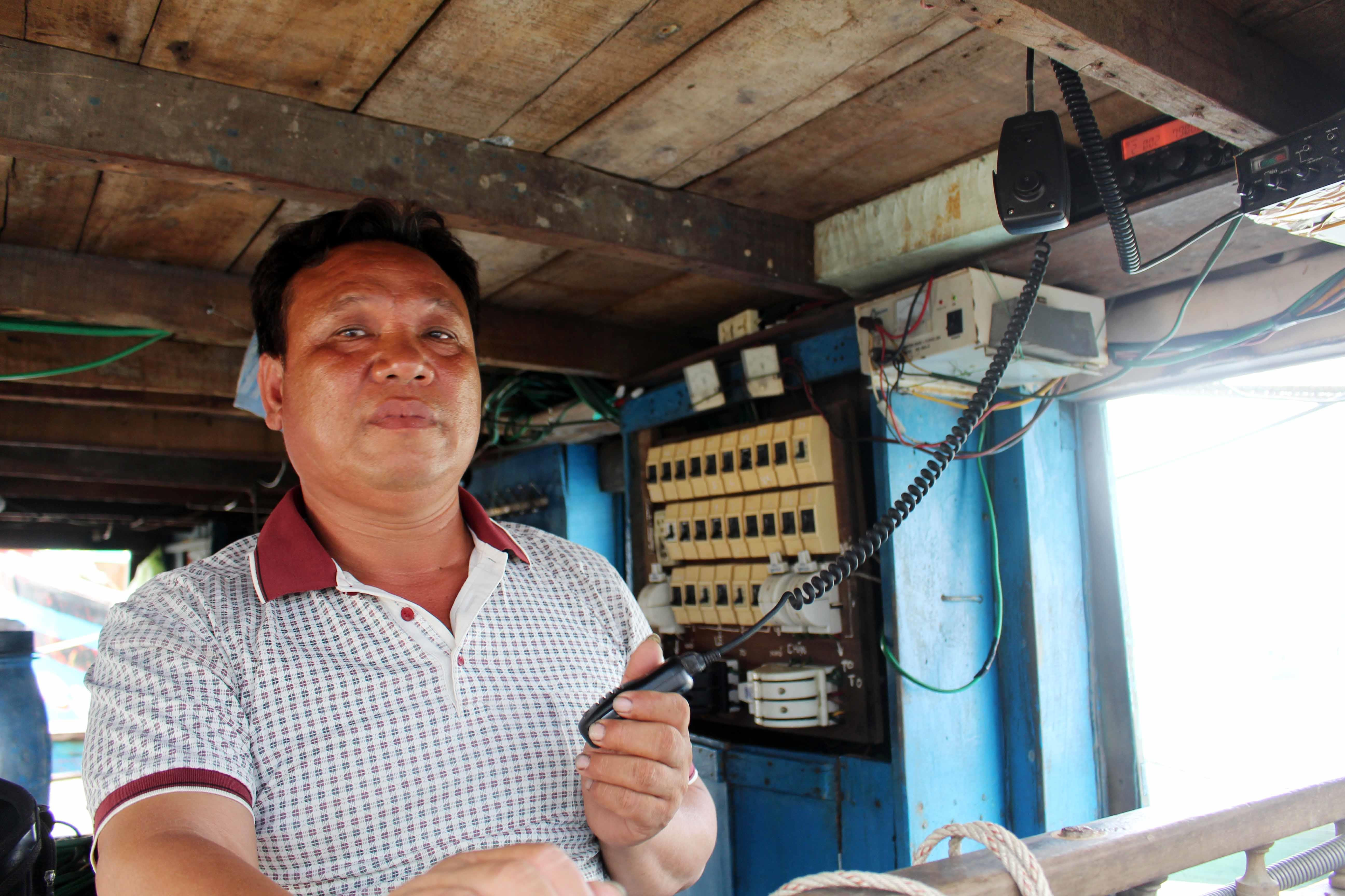 Ngư dân Đồng Văn Mạnh ở xã Sơn Hải, huyện Quỳnh Lưu đánh bắt hải sản hiệu quả hơn nhờ lắp đặt các thiết bị liên lạc và máy dò cá. Ảnh: Việt Hùng