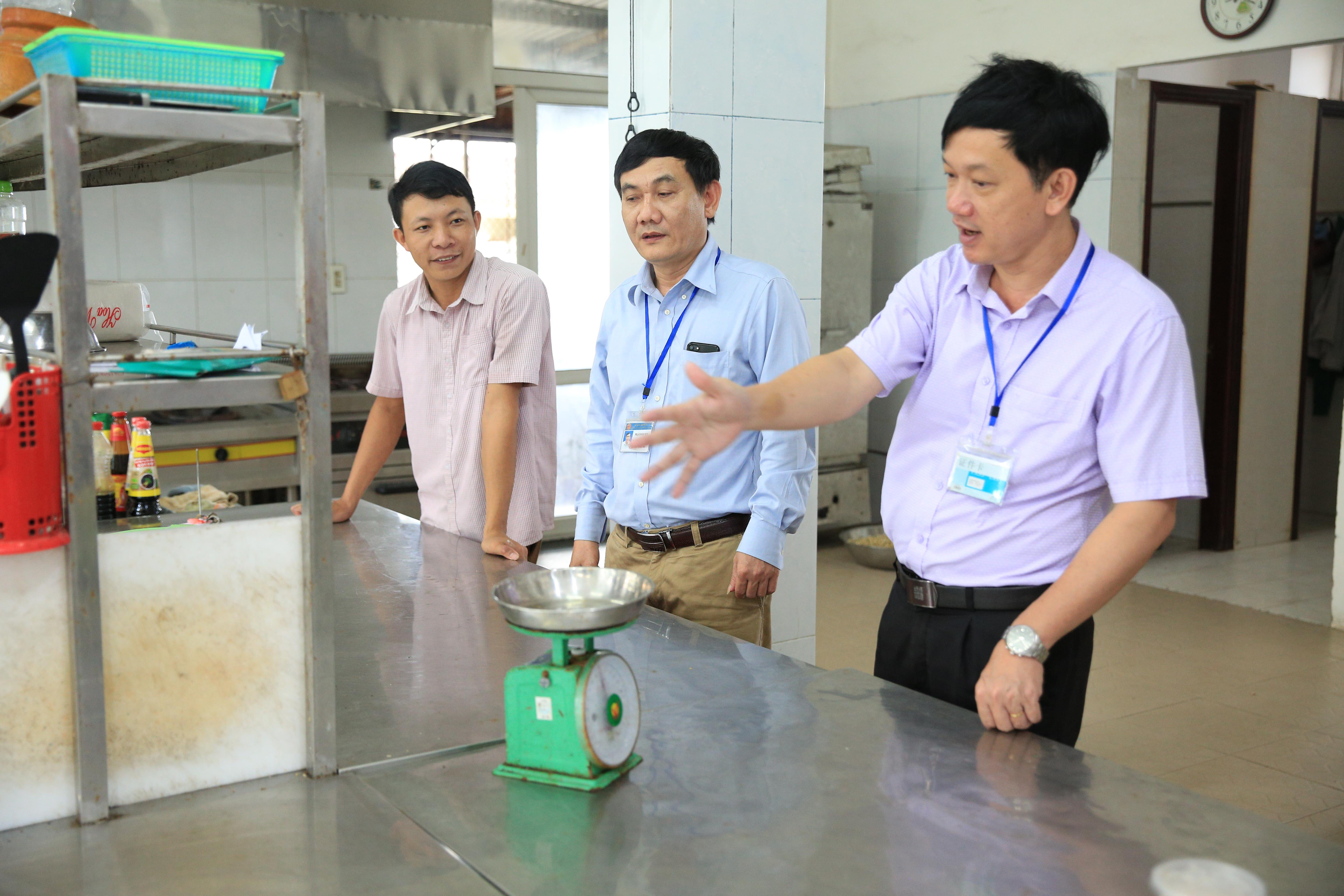 Đoàn công tác của Chi cục ATVSTP Nghệ An kiểm tra tại bếp ăn của 1 nhà hàng tại Cửa Lò. Ảnh: Hồ Phương