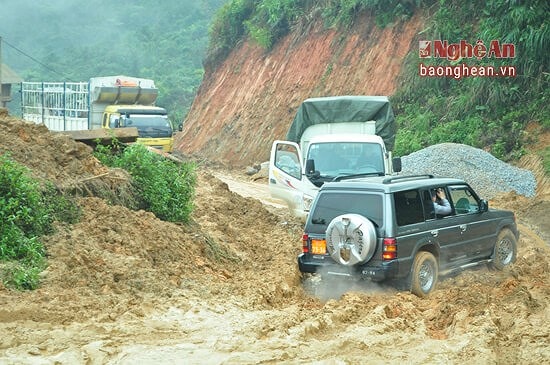 Tuyến đường Nậm Càn - Na Ngoi đang xuống cấp nghiêm trọng và người dân mong muốn các cấp, ngành liên quan và đơn vị thi công cần tập trung hoàn thành tuyến đường tạo điều kiện thuận lợi cho người dân yên tâm, ổn định cuộc sống. Ảnh: Nguyễn Hải