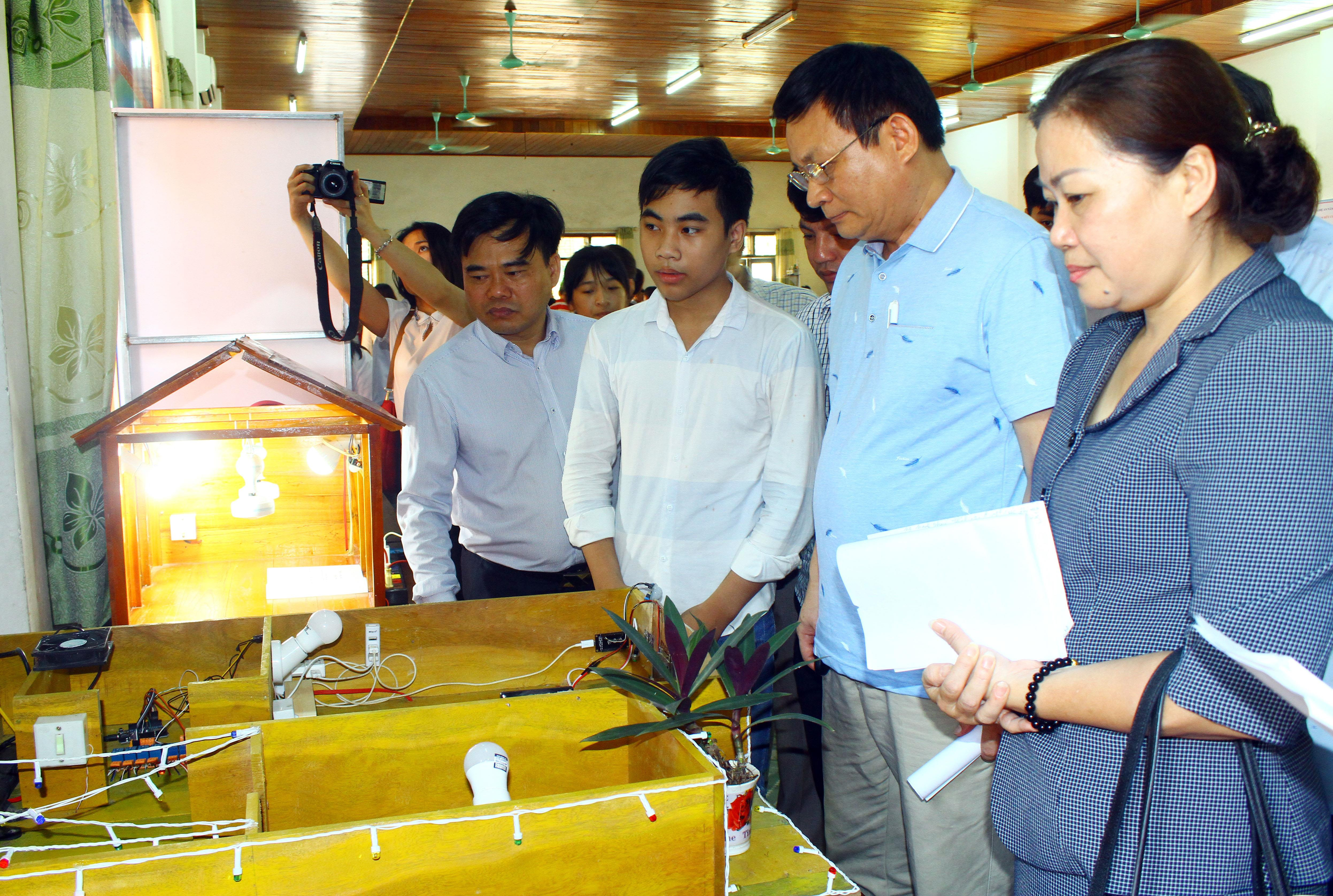 _Các đại biểu tham quan mô hình của học sinh Trường THCS Bạch Liêu - Yên Thành. Ảnh - Mỹ Hà