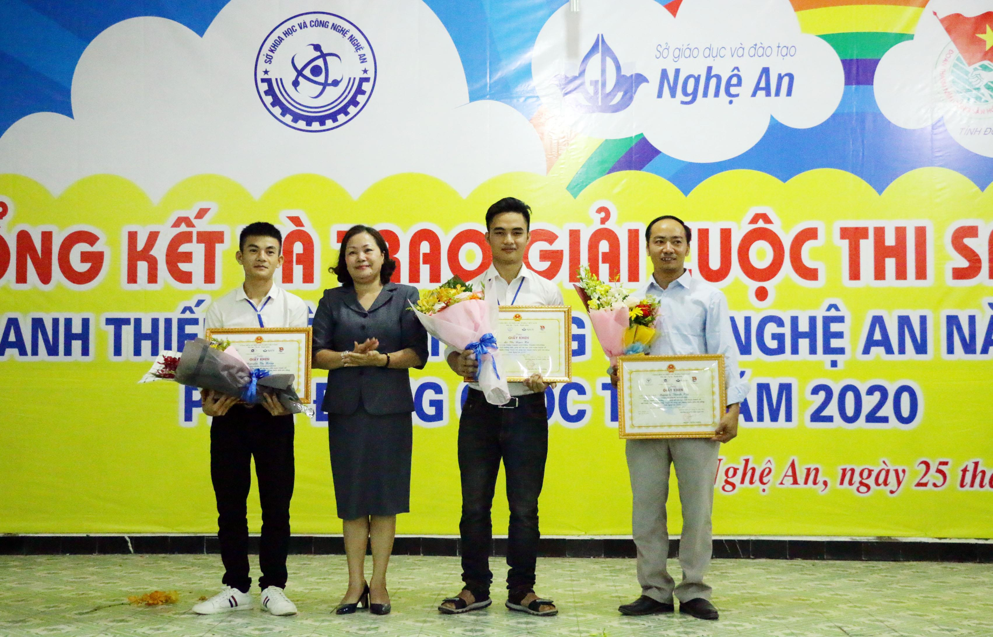 Đồng chí Nguyễn Thị Thu Hường - Ủy viên Ban Thường vụ Tỉnh ủy - Trưởng ban Tuyên giáo trao giải đặc biệt cho các tác giả. Ảnh:  Mỹ Hà