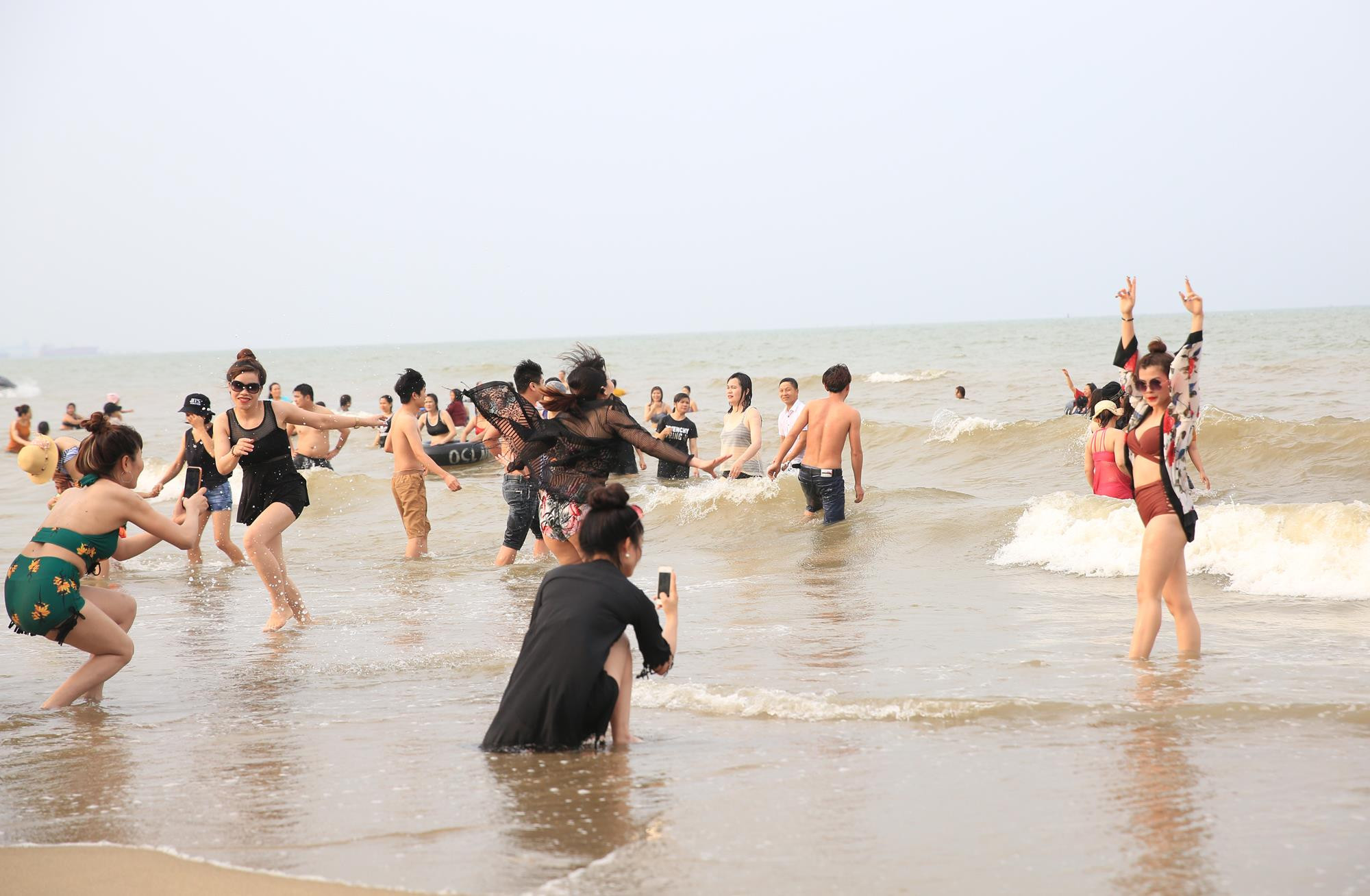 Ngày khai hội cận kề, đã có rất đông du khách tìm về tắm biển, nghỉ dưỡng. Ảnh: Hồ Phương