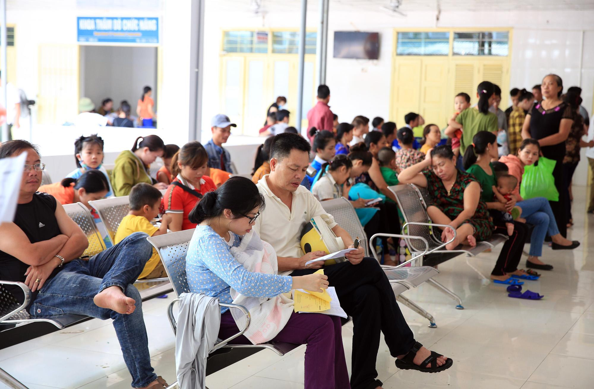 9 giờ sáng tại Bệnh viện Sản Nhi Nghệ An, rất nhiều trẻ đang chờ đến lượt khám bệnh. Ảnh: Hồ Phương