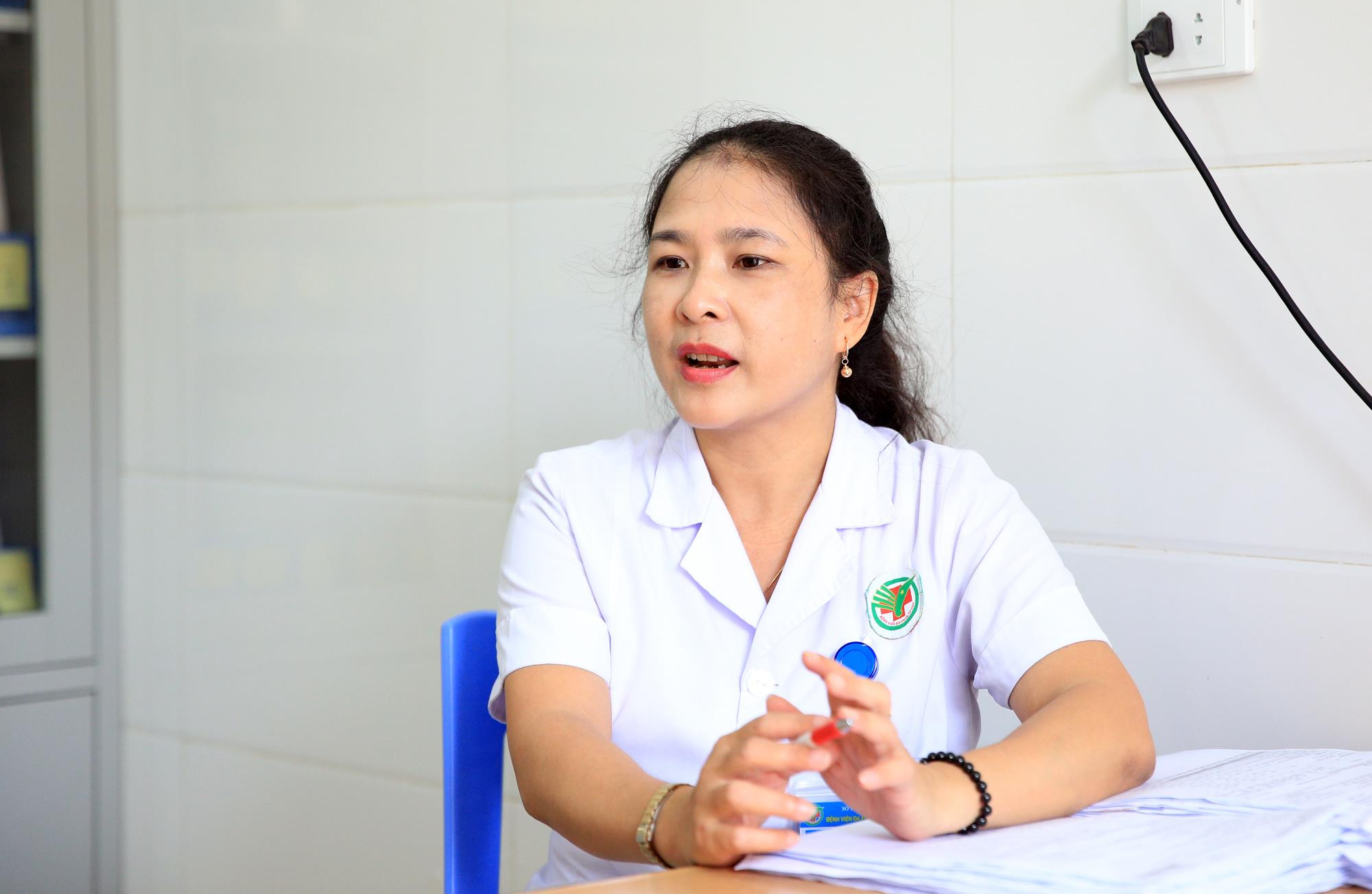 Bác sĩ Nguyễn Thị Thu Hà khuyến cao Người cao tuổi cần ăn uống đủ chất, chú ý việc sử dụng điều hòa đúng cách để phòng bệnh. Ảnh: Hồ Phương
