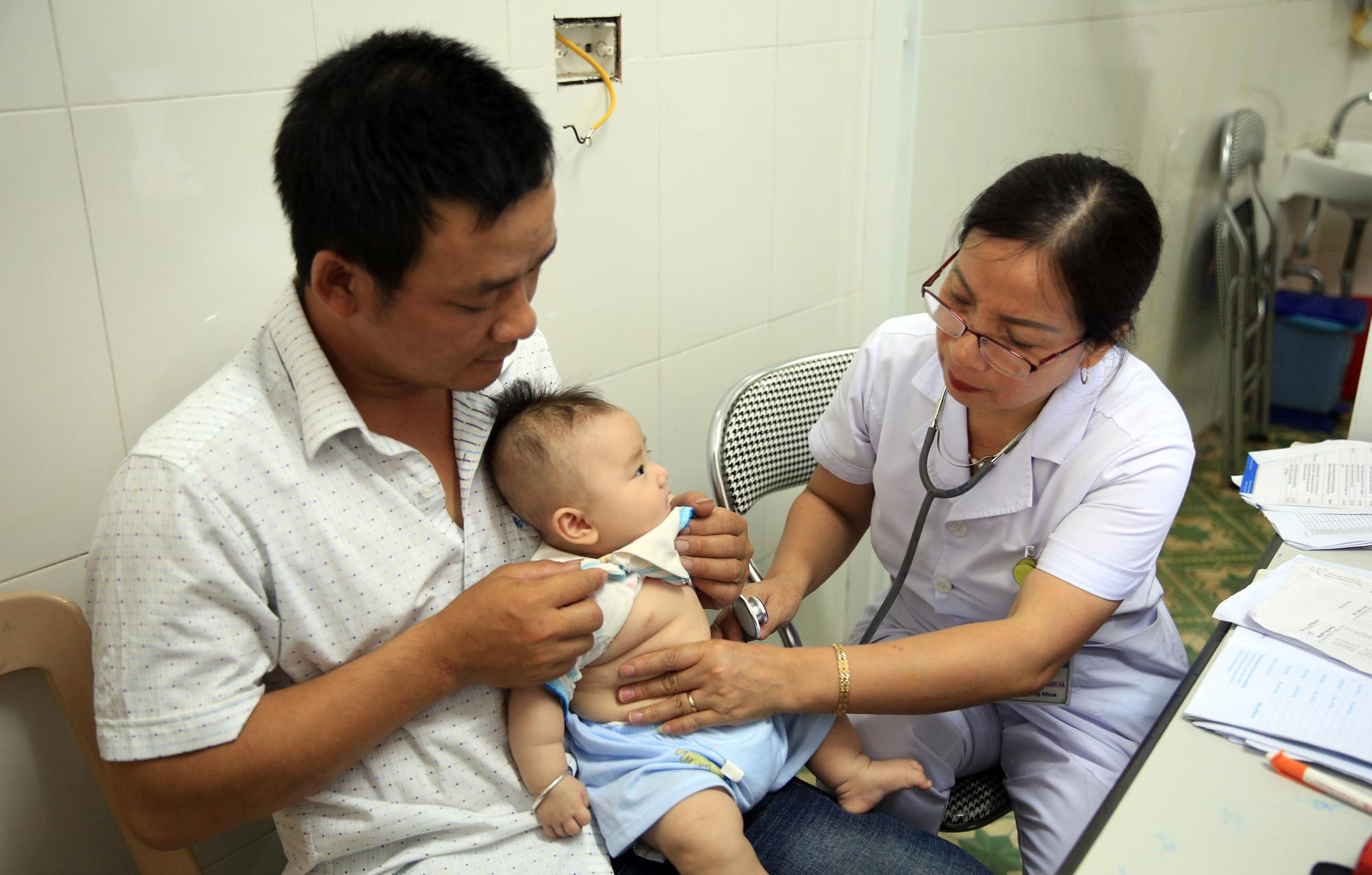 Bác sĩ Nguyễn Thị Thanh Hà khám cho trẻ bị bệnh hô hấp do nằm điều hòa. Ảnh: Hồ Phương