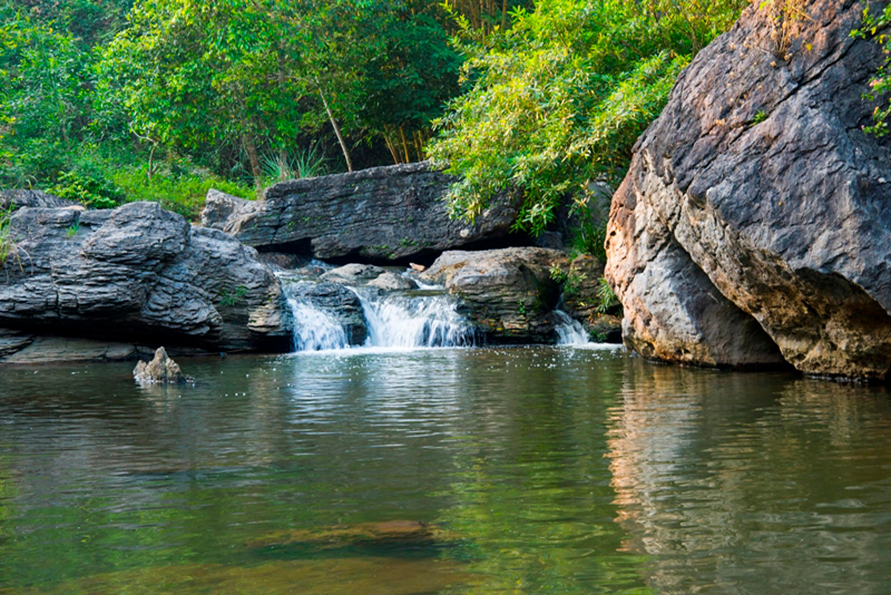 Du lịch sinh thái ở thác nước đẹp Hang Dơi, xã Quỳnh Tam. Ảnh: P.V