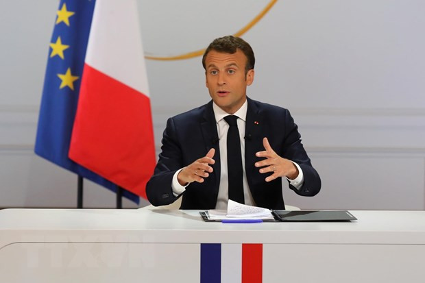 Tổng thống Pháp Emmanuel Macron phát biểu tại cuộc họp báo ở thủ đô Paris tối 25/4. (Ảnh: AFP/TTXVN)