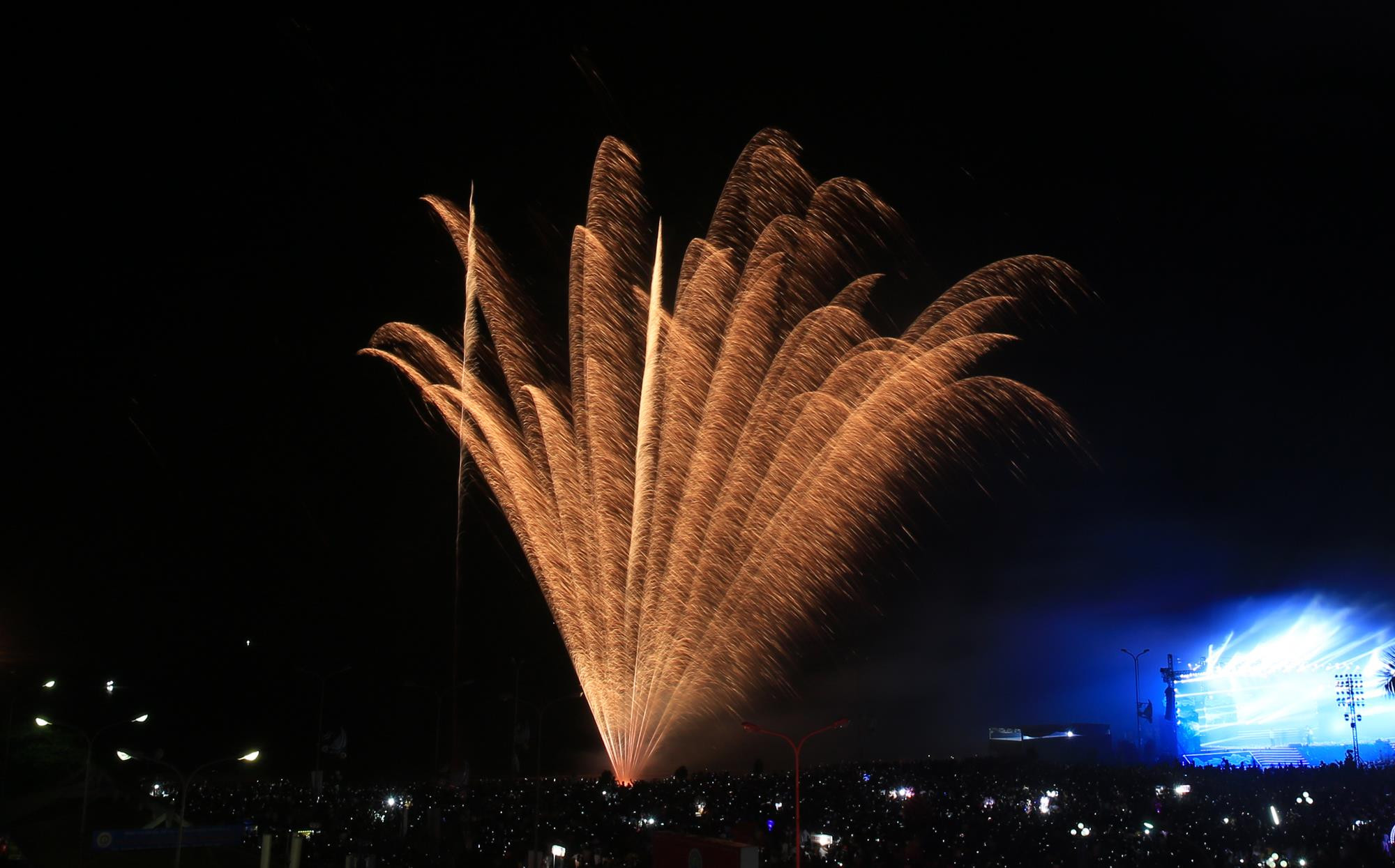 Màn bắn pháo hoa tầm thấp, kéo dài hơn 15 phút, mở màn cho mùa du lịch 2019.