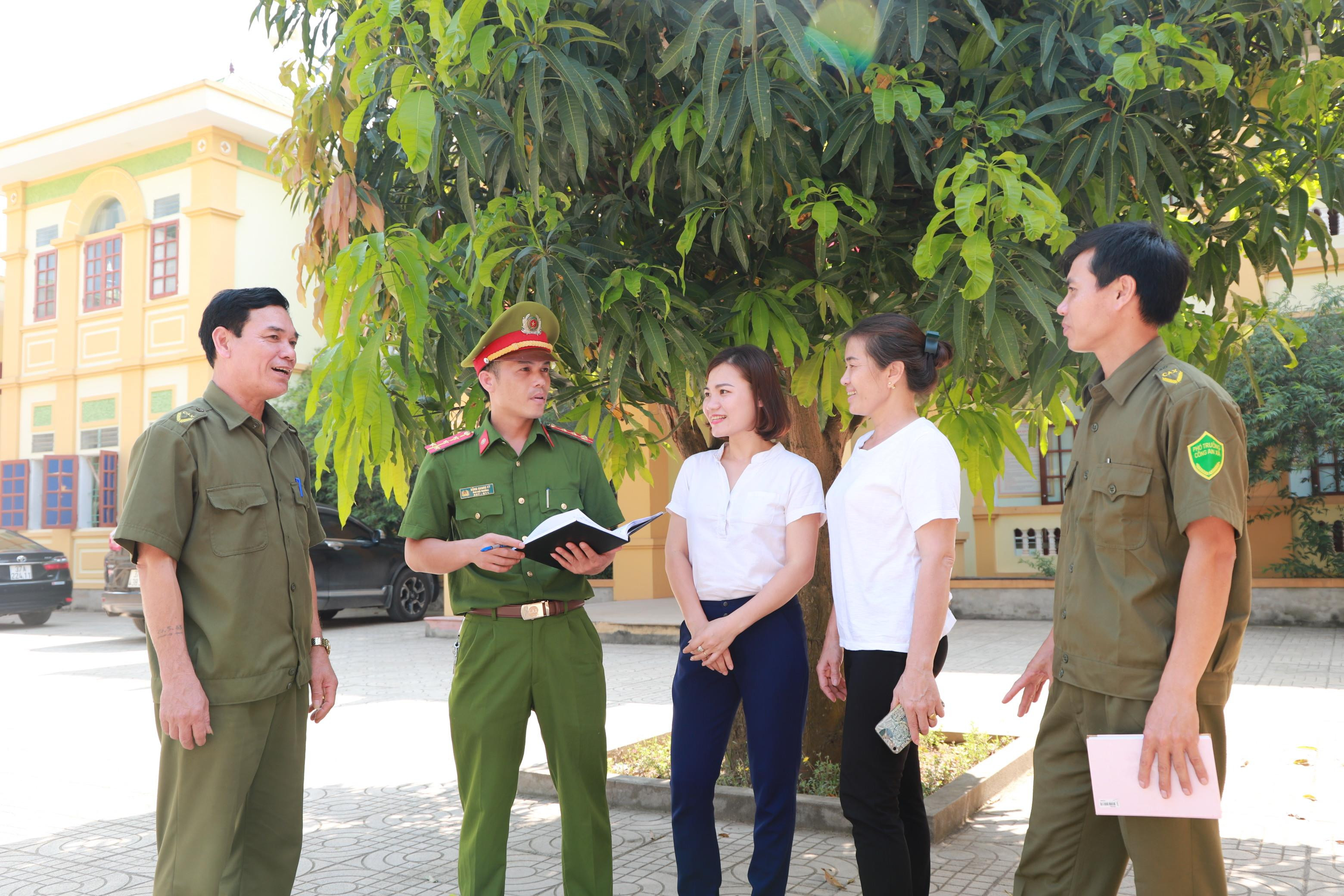 Đại úy Đặng Quang Kỳ - Trưởng Công an xã Nghi Quang, Nghi Lộc (thứ 2 trái sang) trao đổi về công tác an ninh trật tư trên địa bàn. Ảnh: Thành Duy