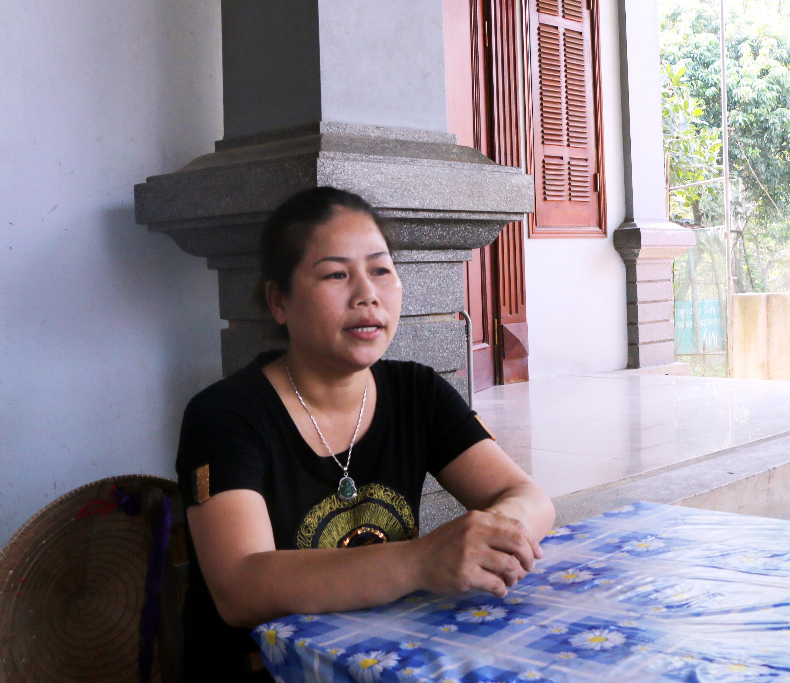 Chị Lê Thị Thắm trình bày nguyện vọng khi xã chủ trương giải tỏa ốt quán dọc kênh 12/9. Ảnh: Gia Huy