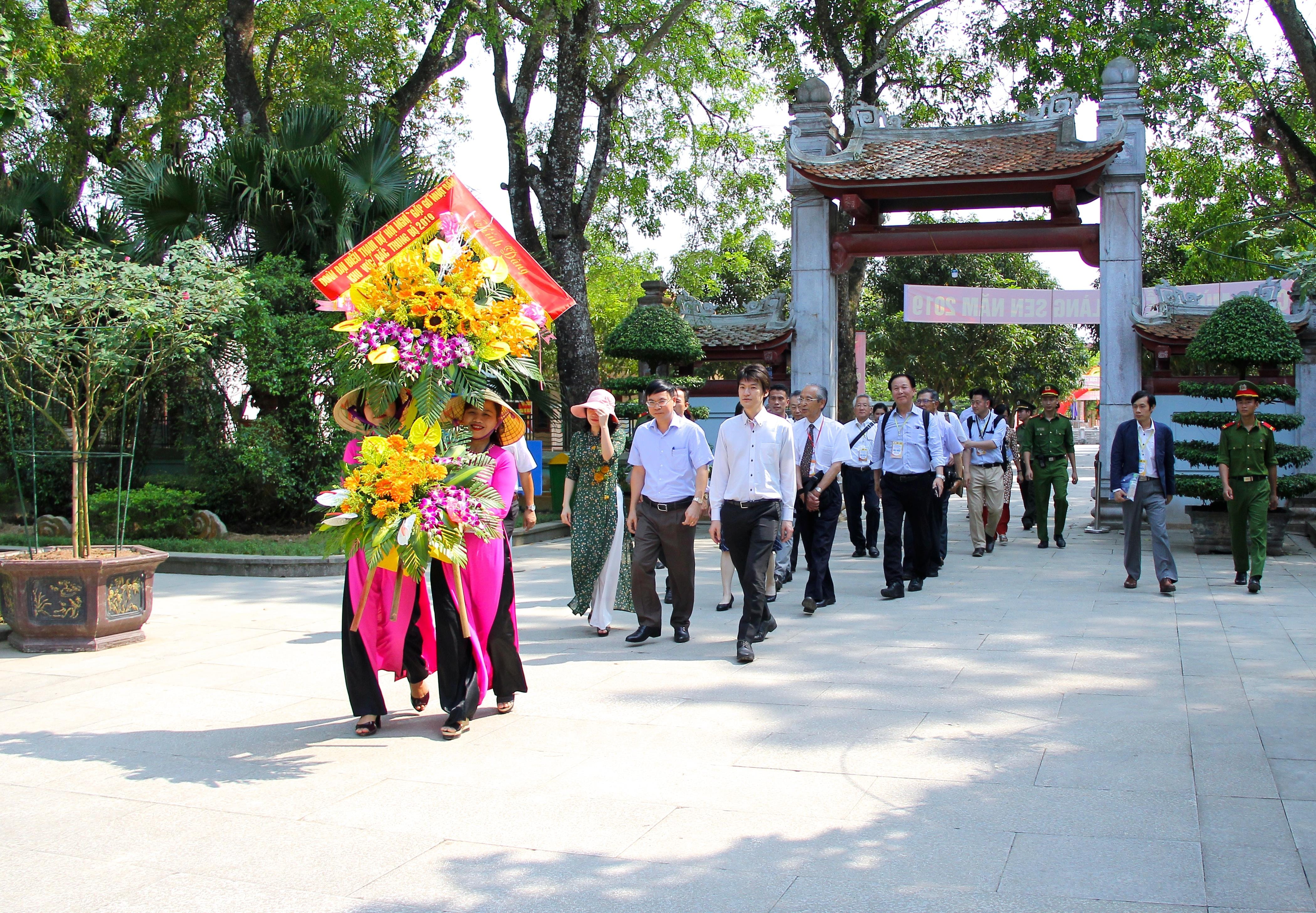 Đoàn đại biểu Nhật Bản đến dâng hoa dâng hương tại Khu Di tích Kim Liên. Ảnh: Mỹ Nga