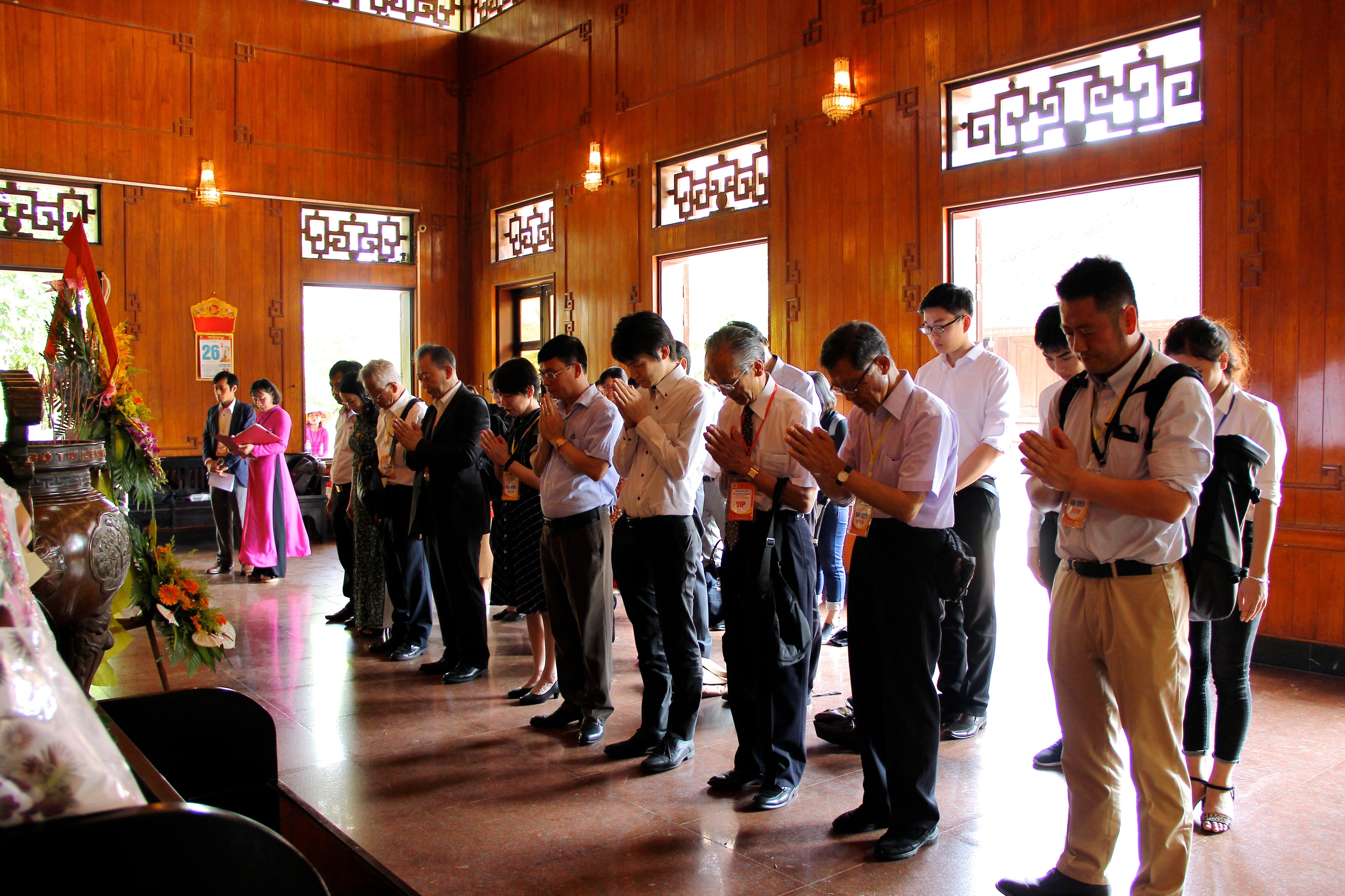 Đoàn đại biểu bày tỏ lòng thành kính trước anh linh Chủ tịch Hồ Chí Minh. Ảnh: Mỹ Nga 