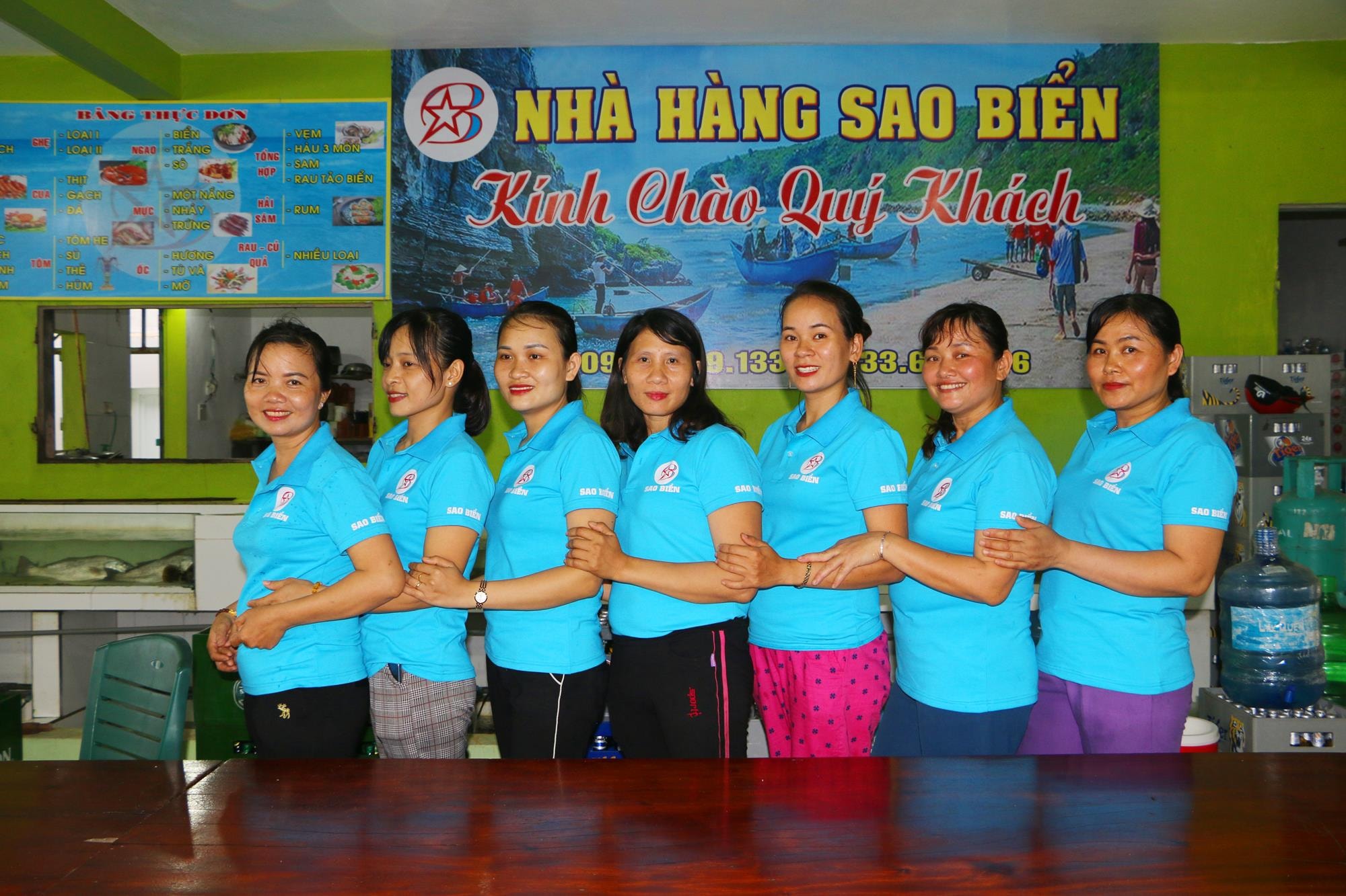Nhà hàng cam kết phục vụ tận tình chu đáo. Cao điểm nhất sử dụng 30 nhân viên, được tập huấn các kiến thức sveef đảm bảo các điều kiện vệ sinh an toàn thực phẩm